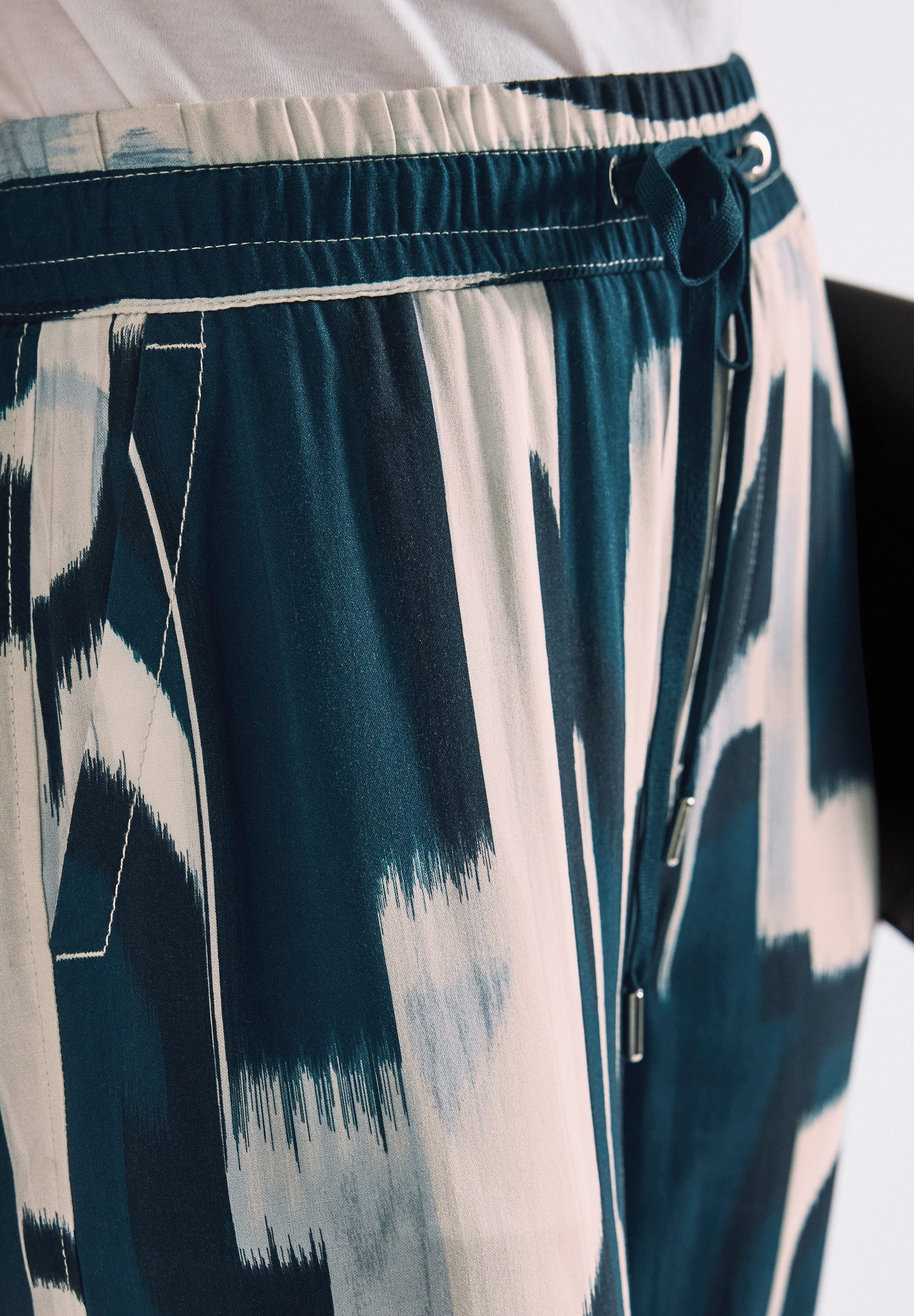 STREET ONE Stoffen broek Style Emee met elastische tailleband en tunnelkoord, met grafisch patroon