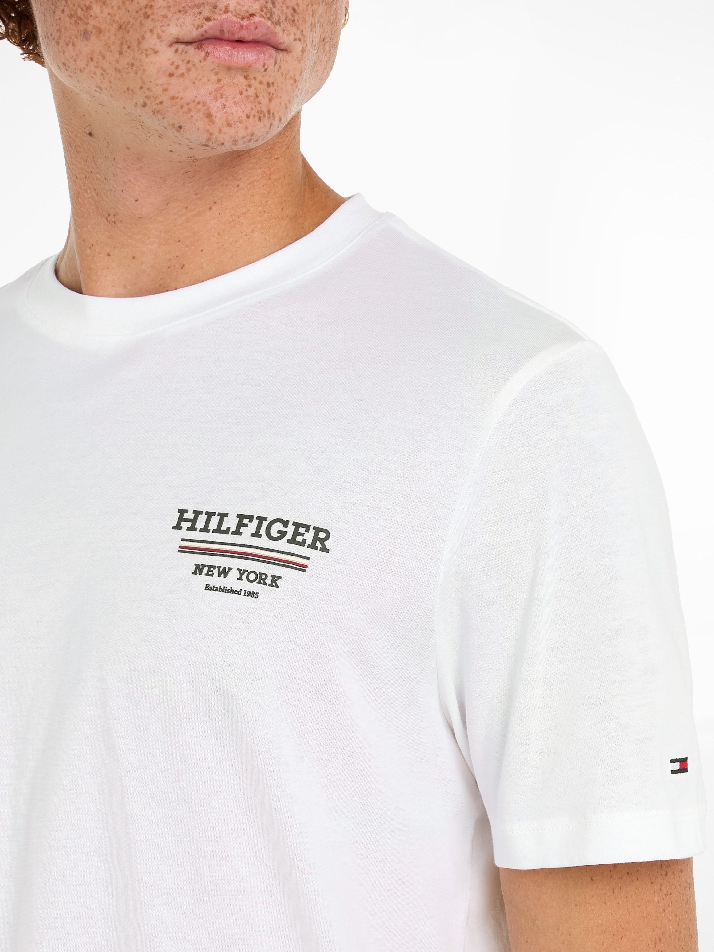 Tommy Hilfiger T-shirt HILFIGER GLOBAL STRIPE TEE contrastkleurige print op de borst