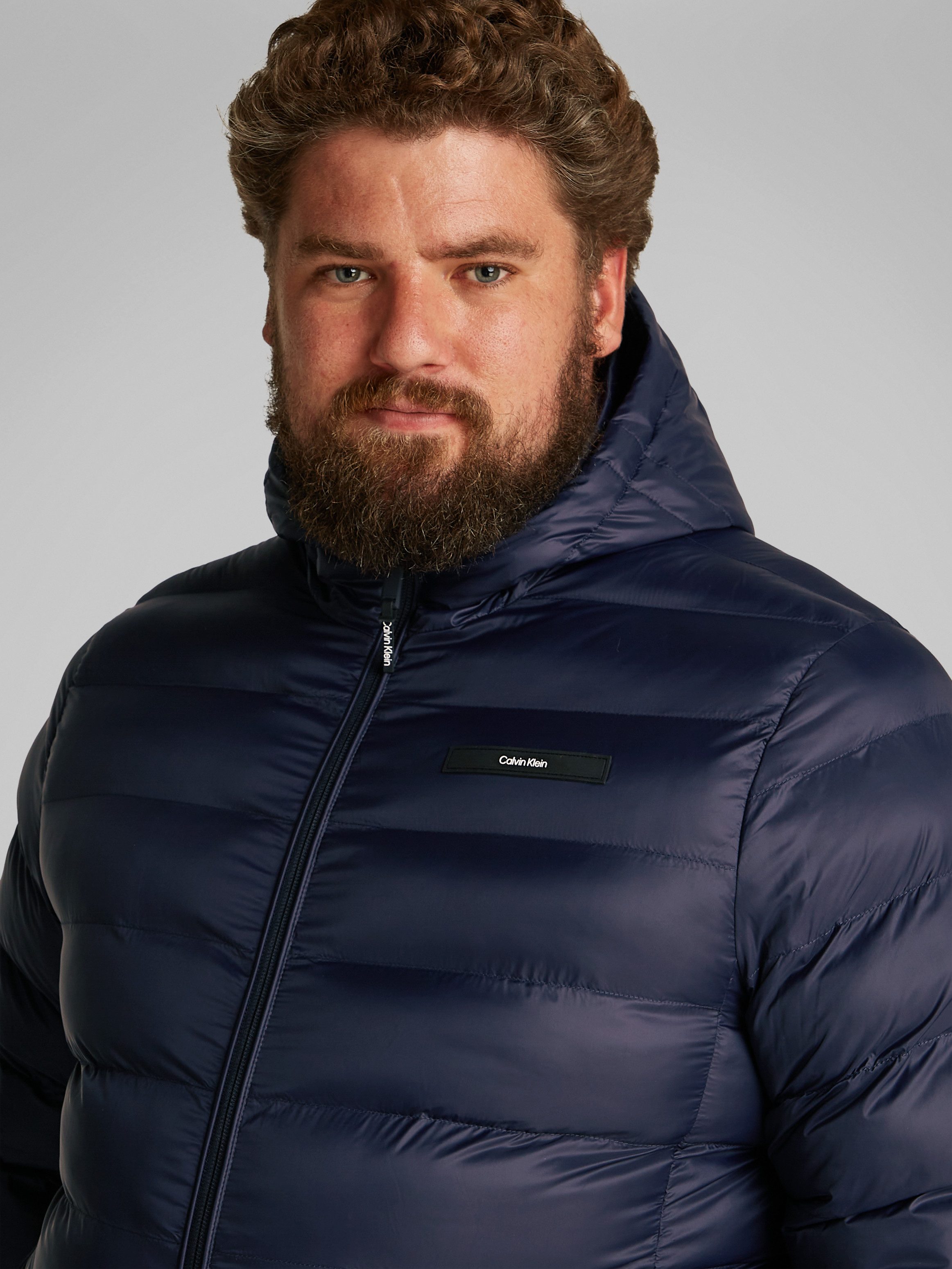 Calvin Klein Gewatteerde jas BT_QUILTED LW HOODED JACKET in grote maten met logoprint