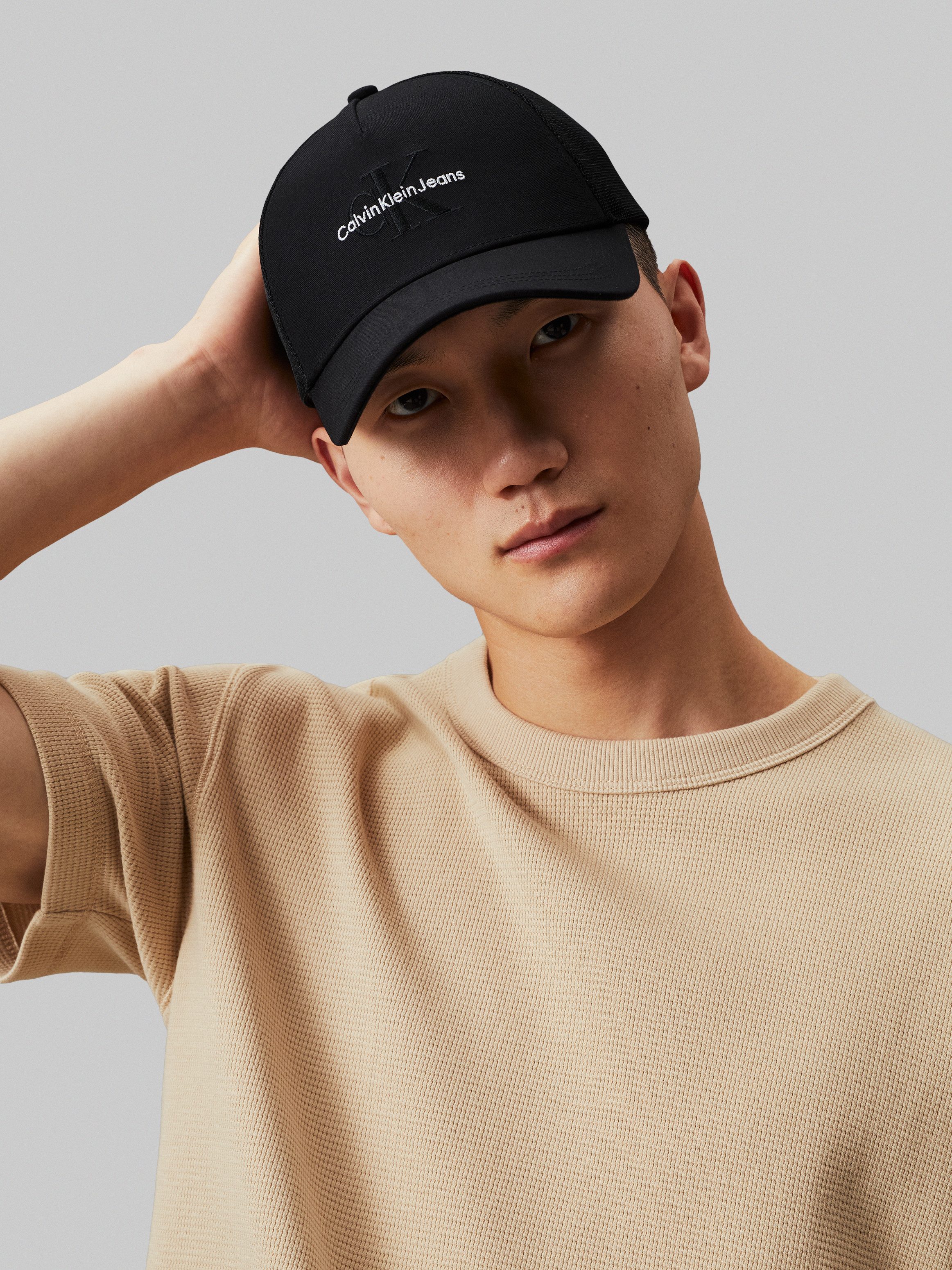 Calvin Klein Truckerpet MONO LOGO EMBRO TRUCKER HAT