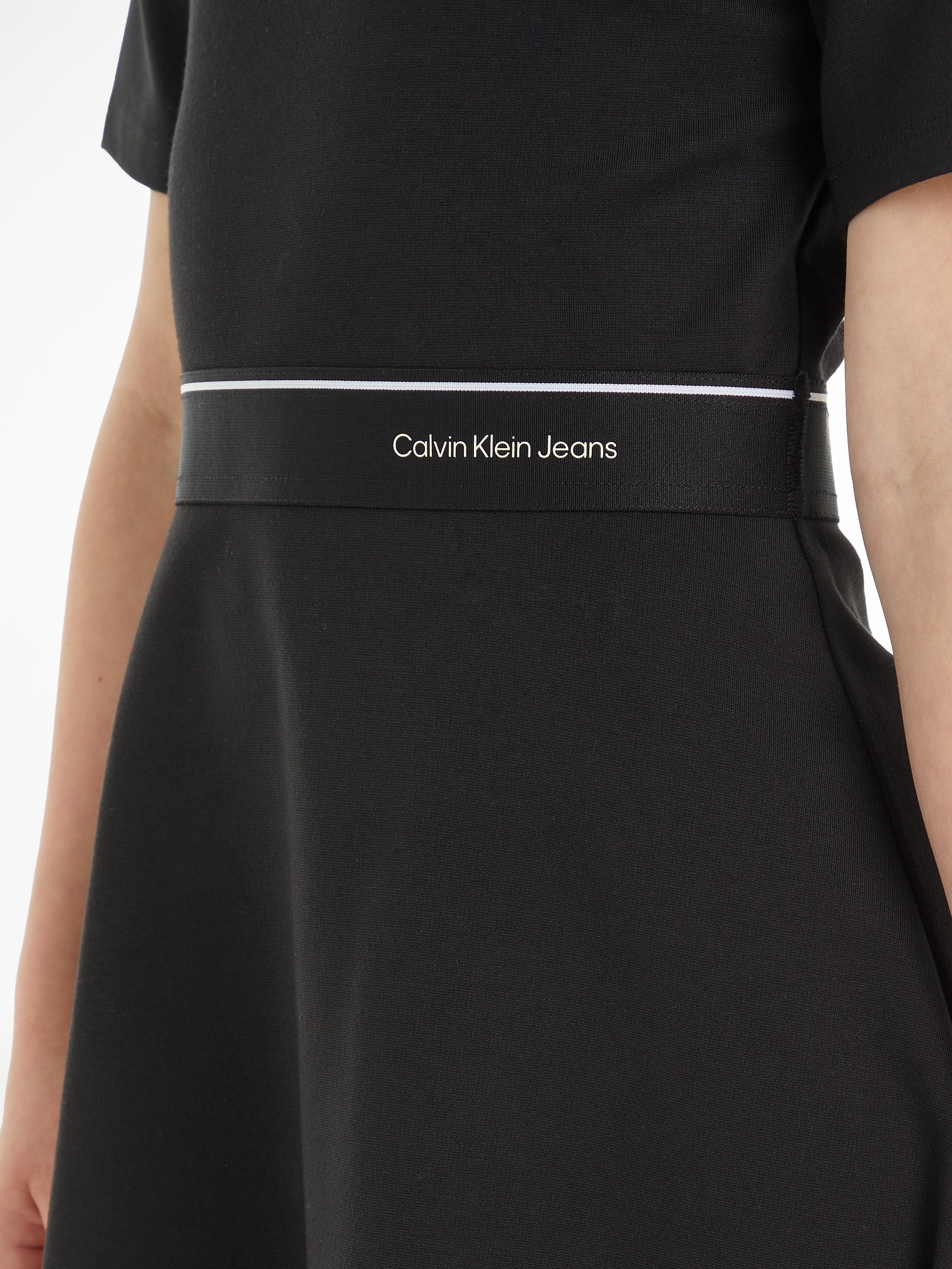 Calvin Klein Blousejurk PUNTO LOGO TAPE SS DRESS voor kinderen tot 16 jaar