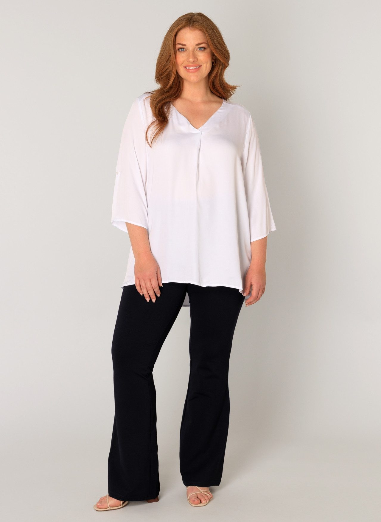 Base Level Curvy Shirtblouse Yanina met v-hals