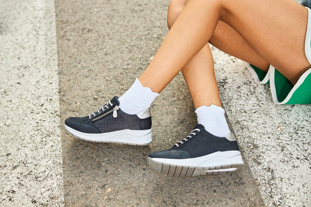 Rieker Sneakers met sleehak , lage schoen, veterschoen, vrijetijdsschoen bedrukt met letters