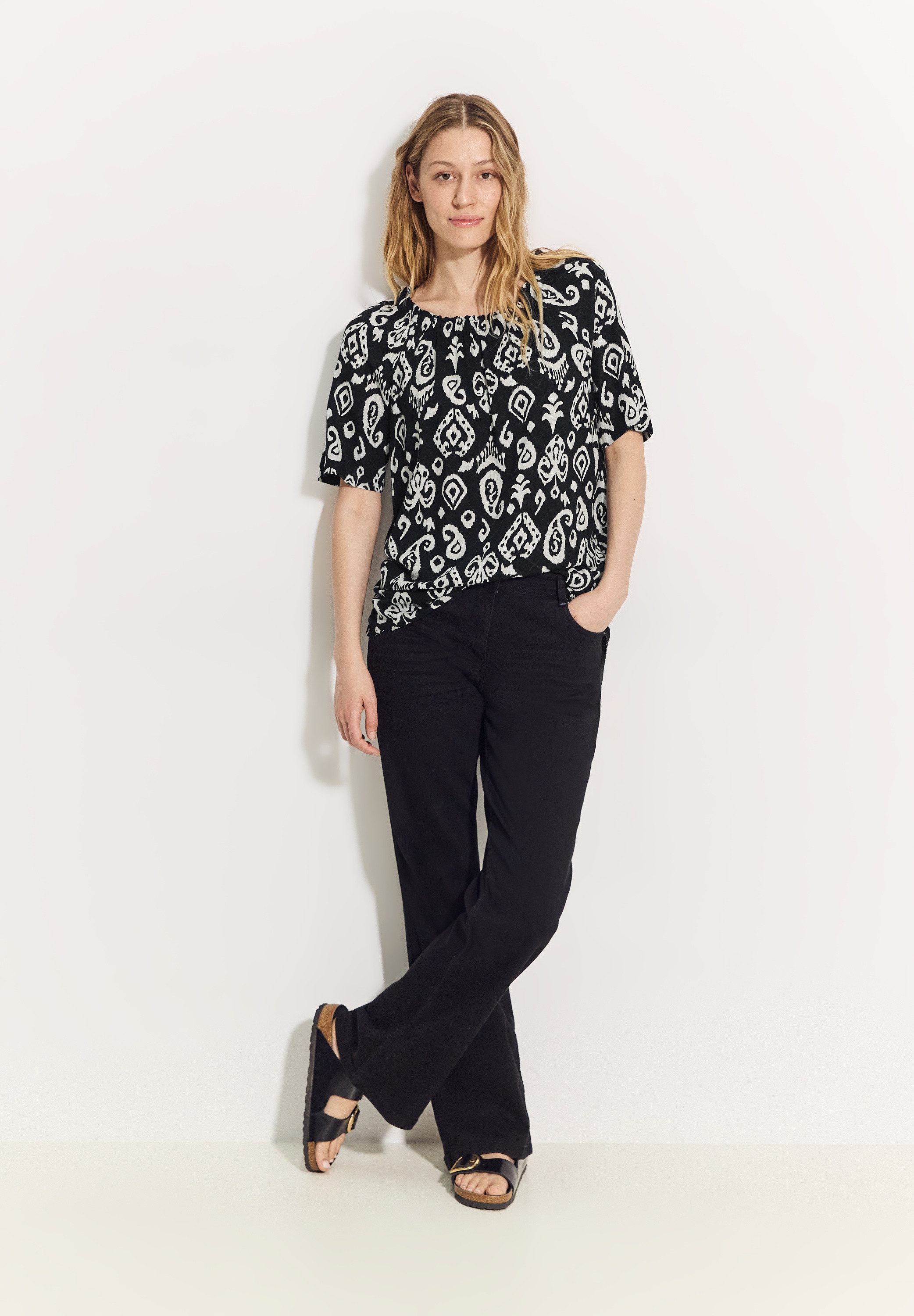 Cecil Blouse met carmenhals met een ornamentmotief