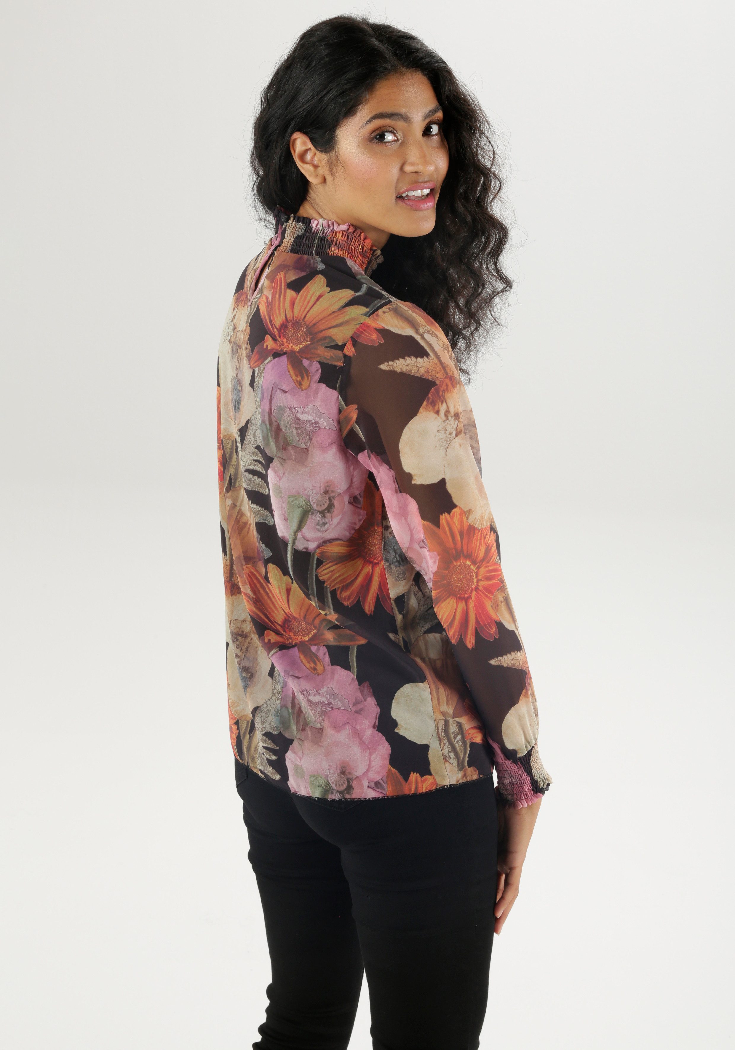 Aniston SELECTED Chiffon blouse met een romantische bloemenprint