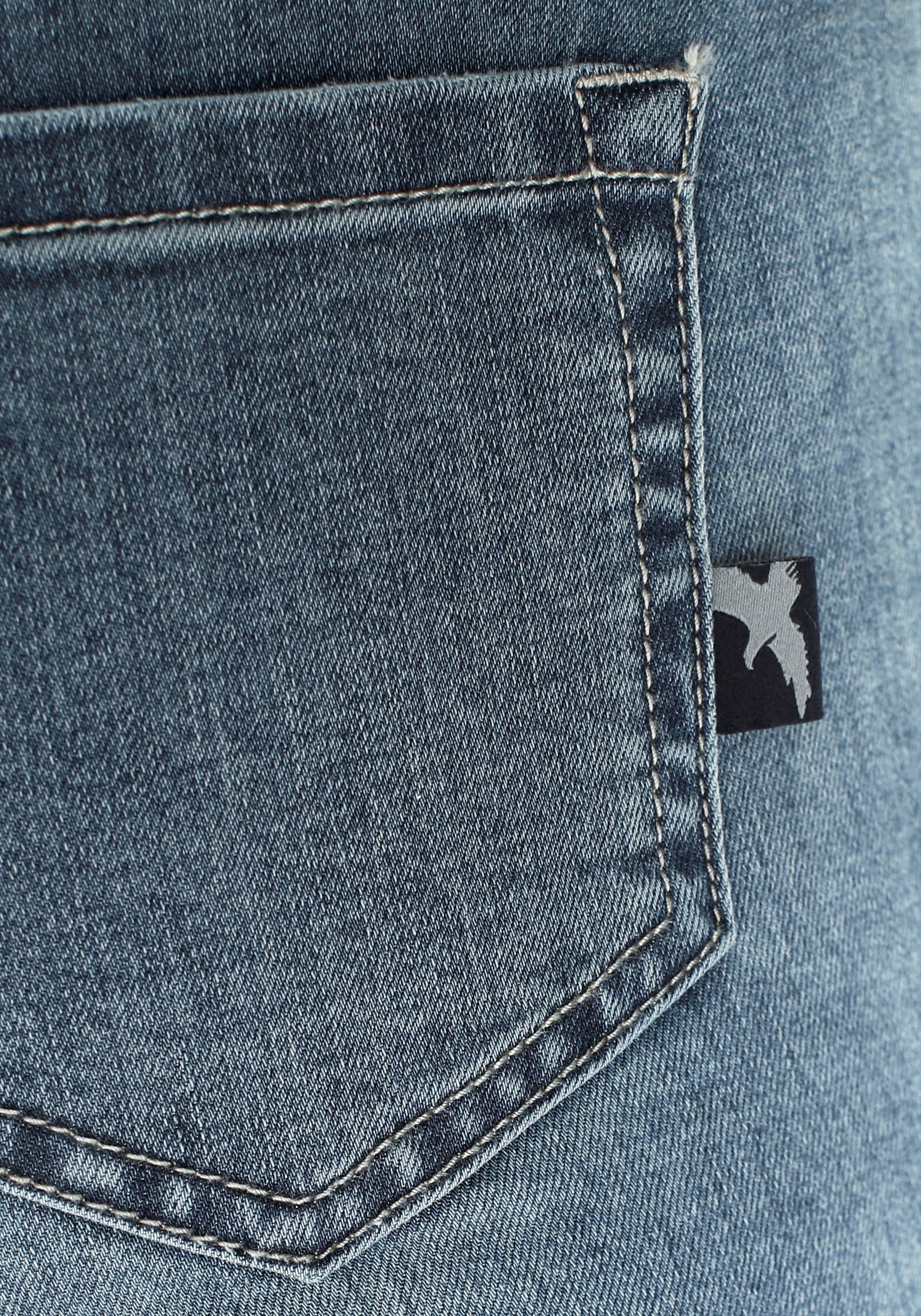 Arizona Bootcut jeans Ultra Stretch uitlopende pasvorm, modieuze used-look, normale taille