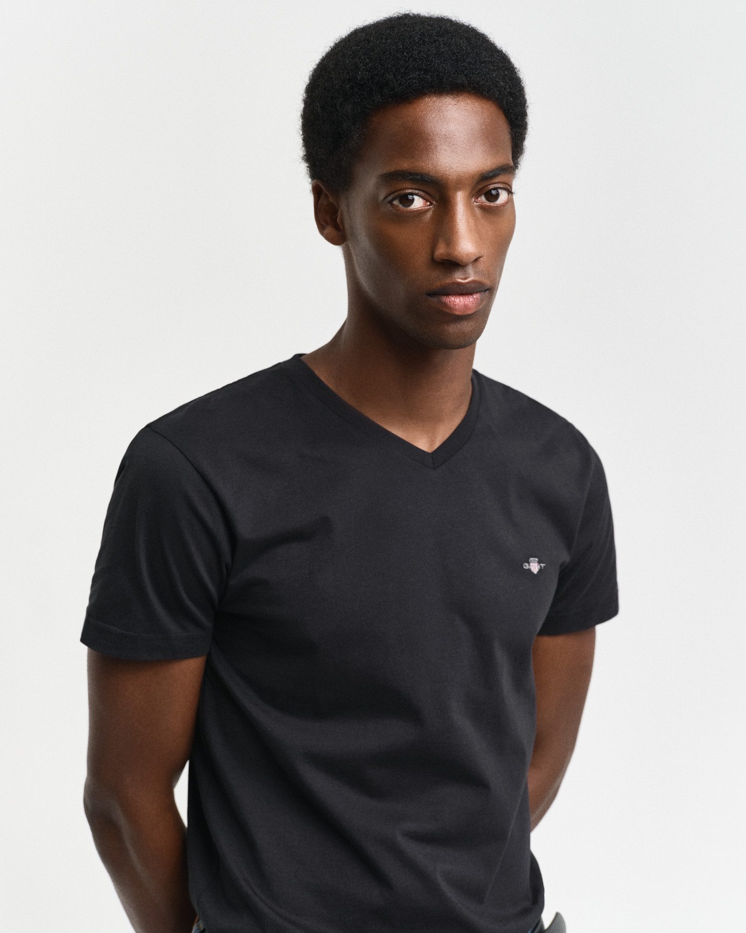 Gant T-shirt SLIM SHIELD V-NECK T-SHIRT met een klein geborduurd logo op de borst