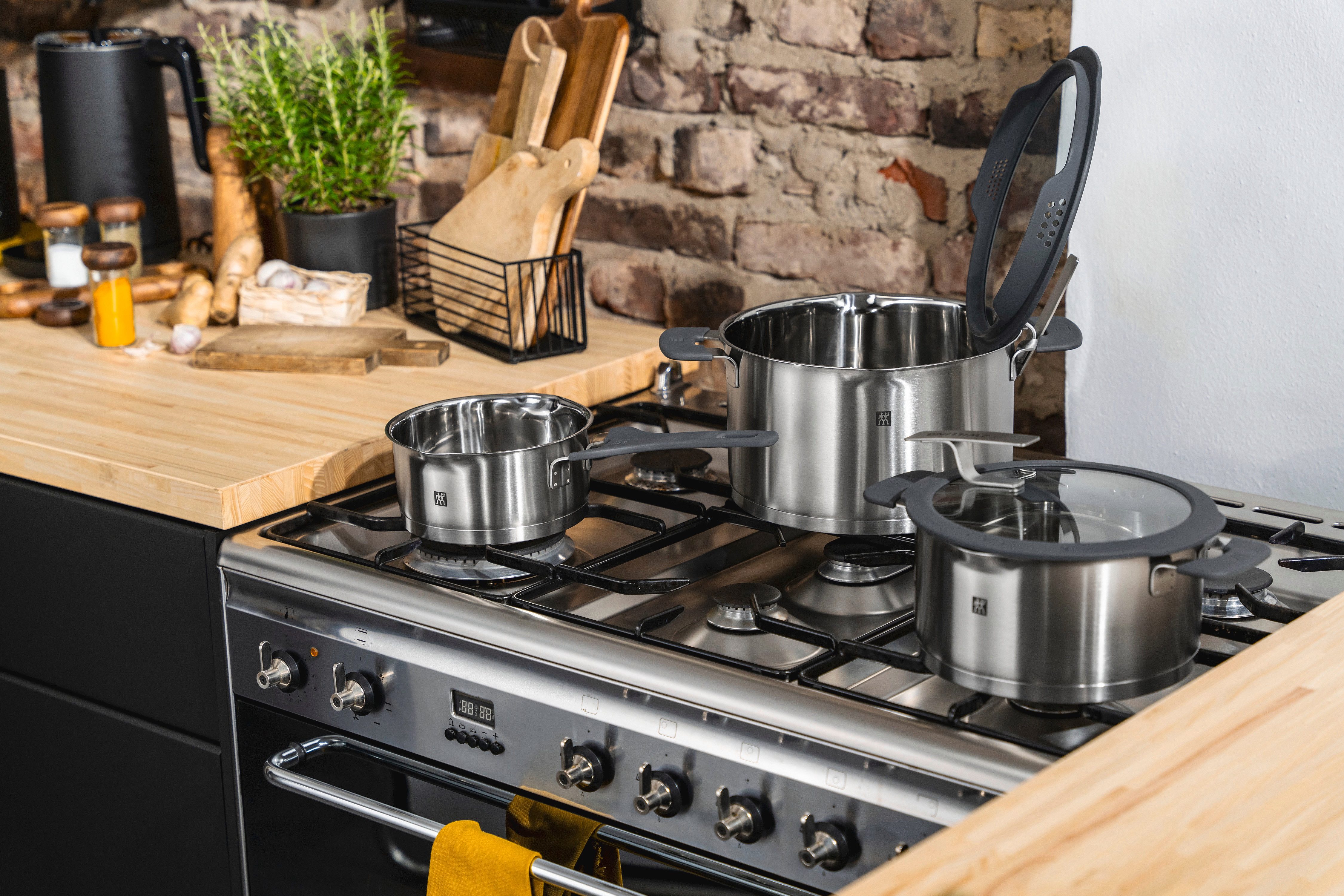 Zwilling Pannenset Simplify Sandwichbodem, stay-cool handgrepen, geïntegreerd zeefje(glas)dekselhouder (set, 9-delig)
