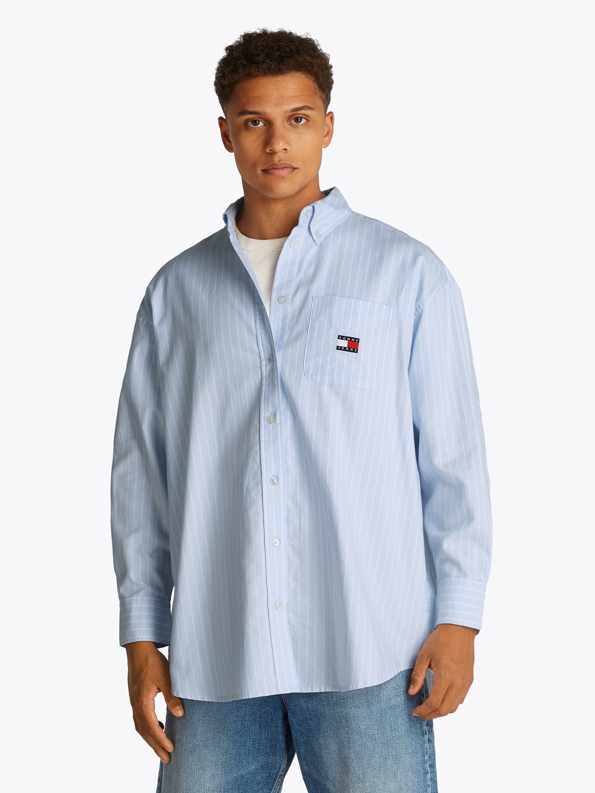 Tommy Jeans Curve Overhemdblouse TJW OVS BADGE OXFORD SHIRT EXT in grote maten, oxford kwaliteit,...