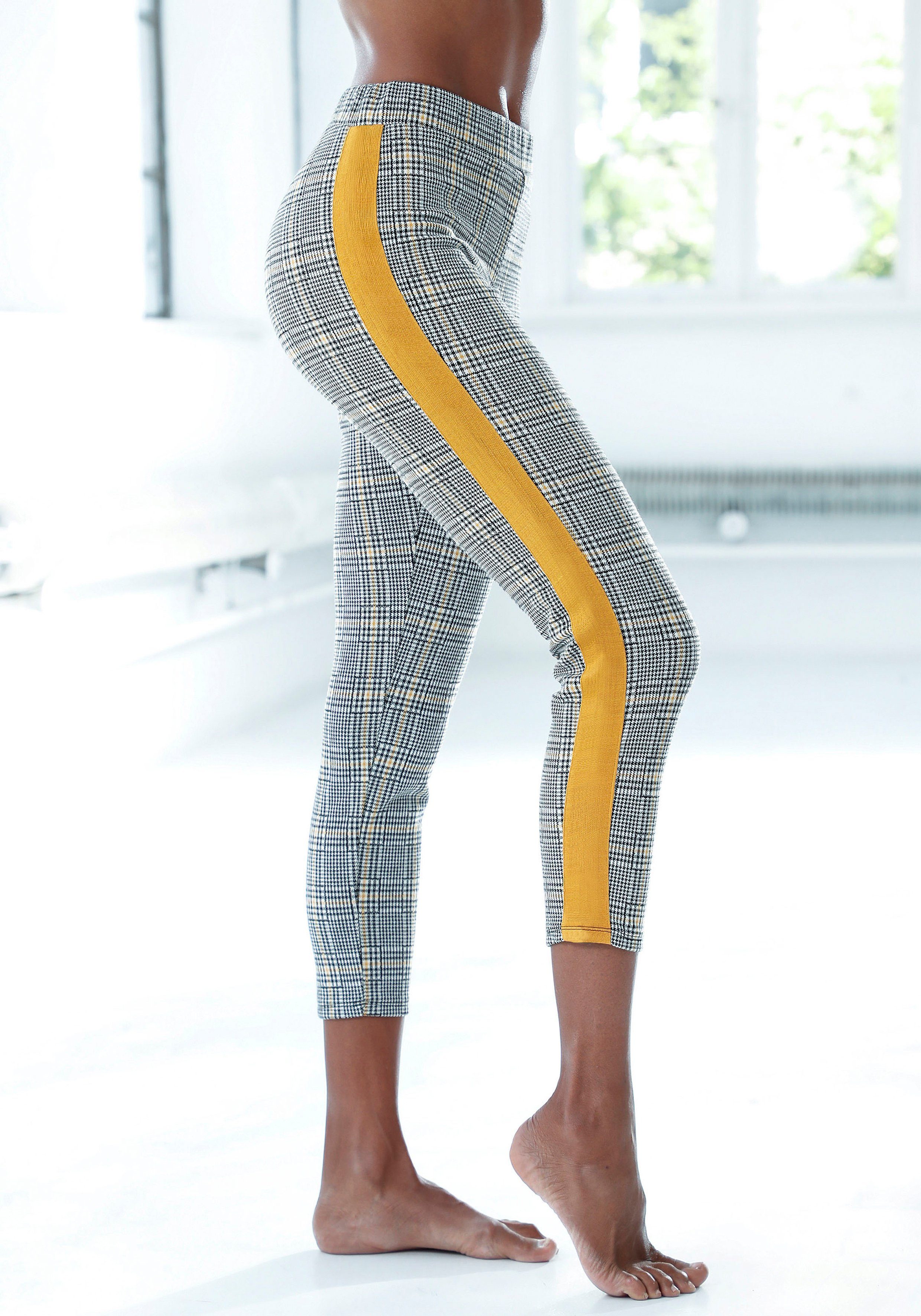 Bench. Loungewear 7/8 legging met contrastkleurig tape opzij sportleggings maat 40/42 wit
