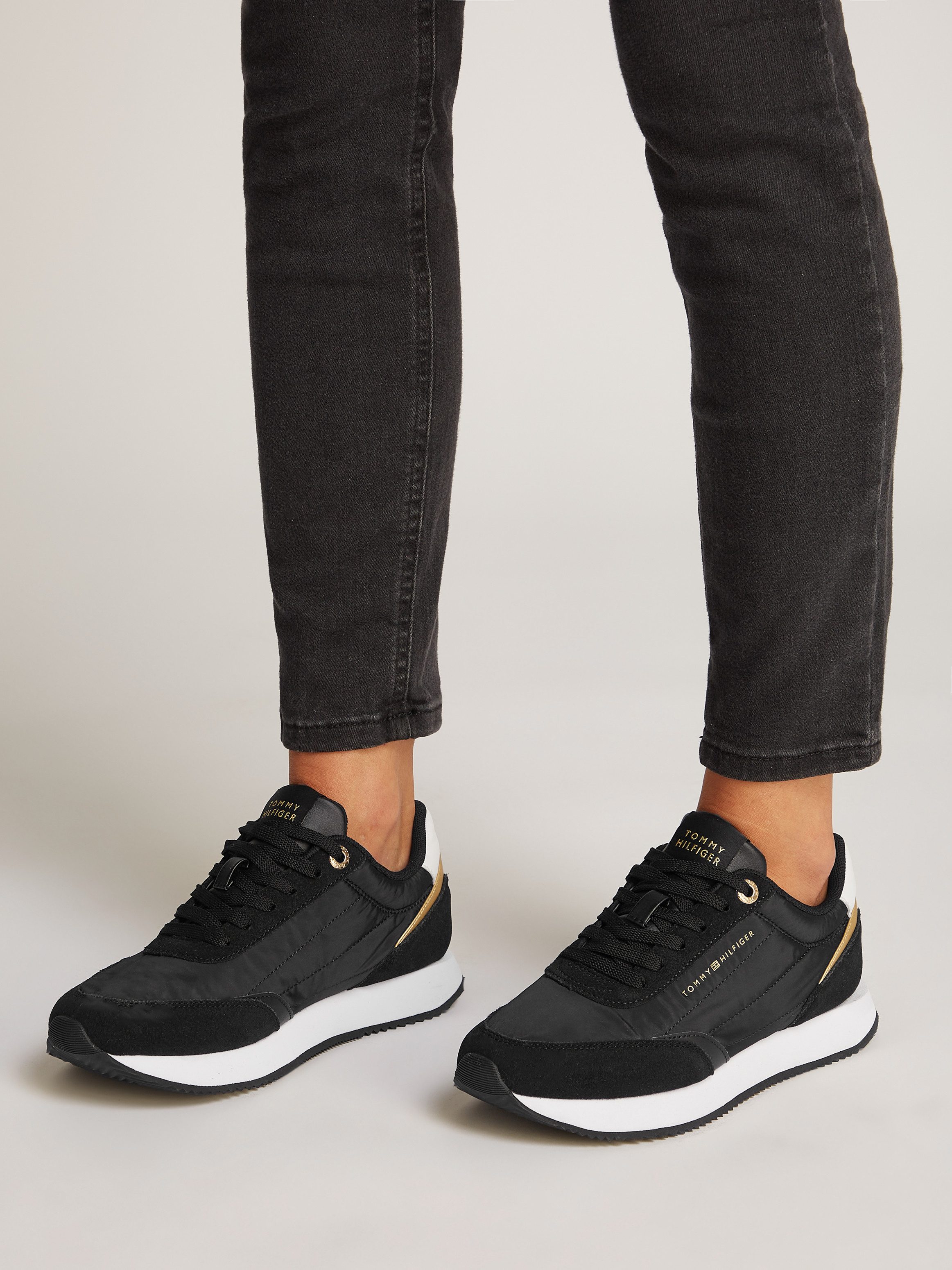 Tommy Hilfiger Plateausneakers ESSENTIAL RUNNER vrijetijdsschoen, lage schoen, veterschoen met contrastafwerkingen