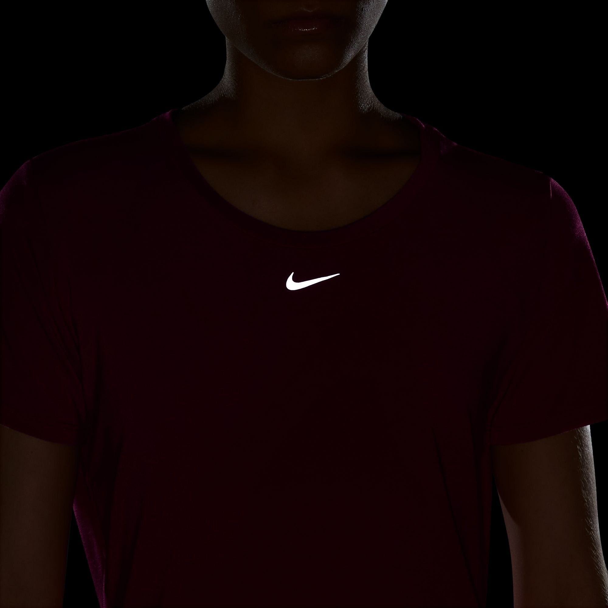 Nike Trainingsshirt Dri-FIT UV One Luxe Women's Standard Fit Short-Sleeve Top