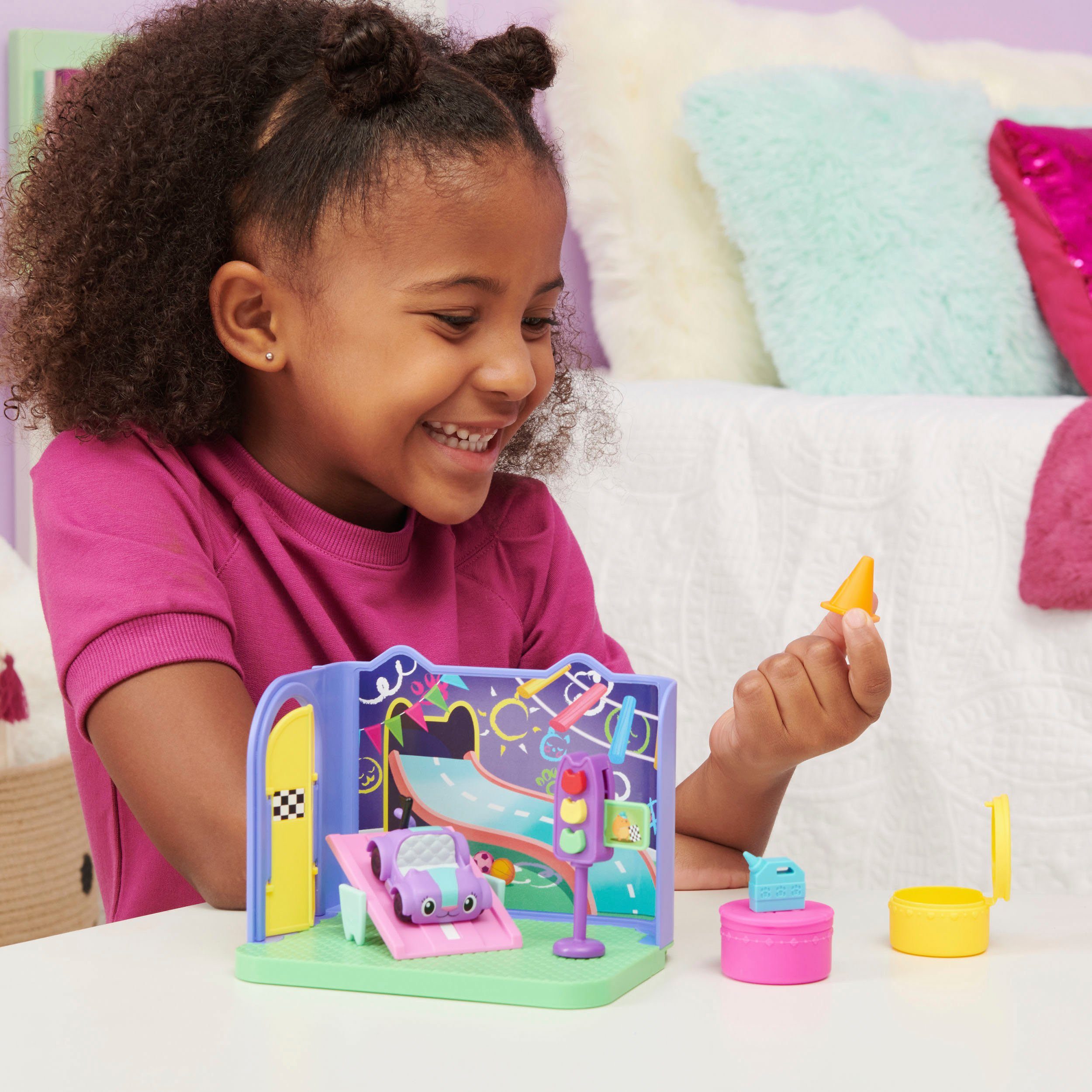 Spin Master Speelwereld Gabby's Dollhouse - Deluxe kamer - Carlita's speelkamer met Carlita auto, meubelstukken en thematische accessoires