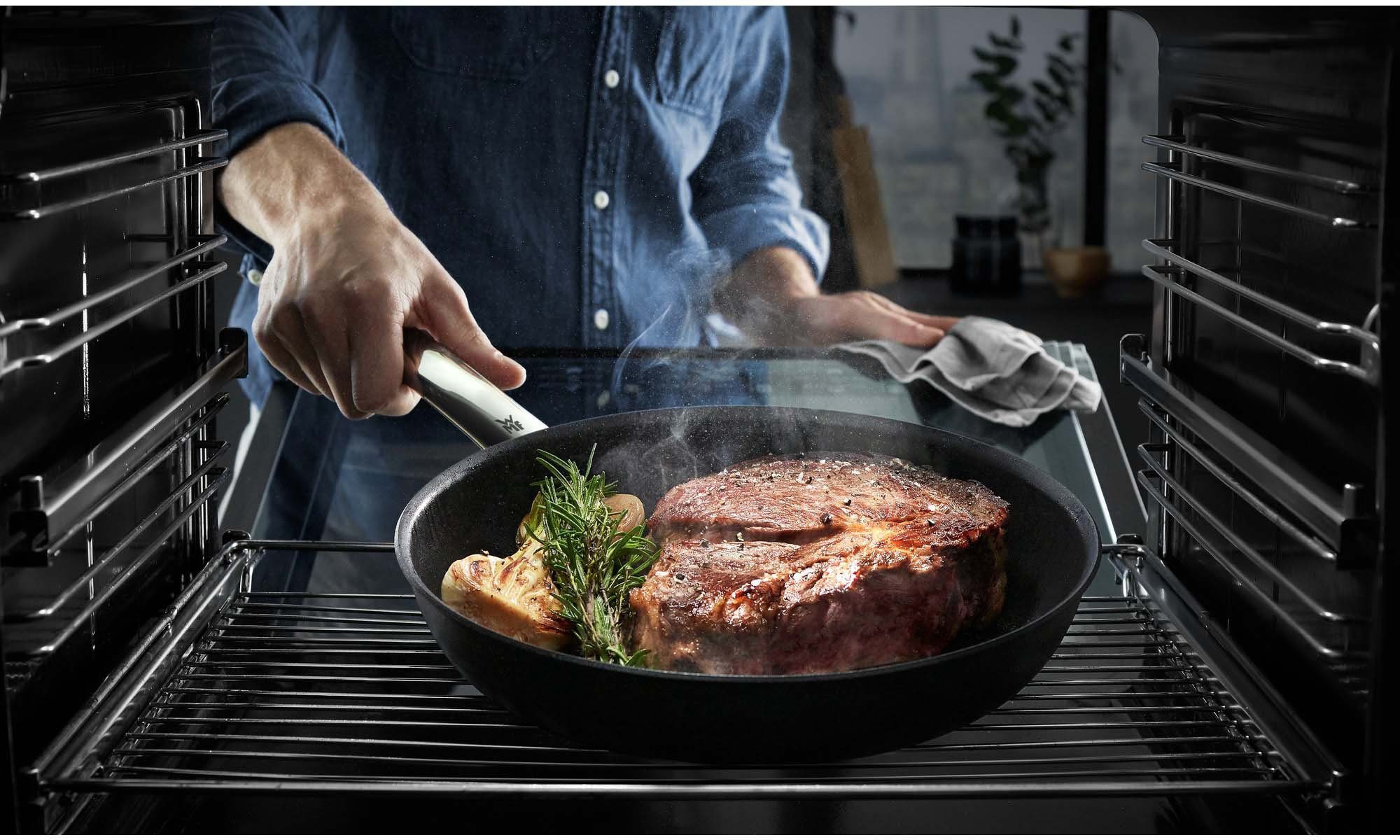 WMF Koekenpan Steak Profi, pan inductie met antiaanbaklaag, Made in Germany energiezuinig, snel opwarmen, geschikt voor alle soorten fornuizen