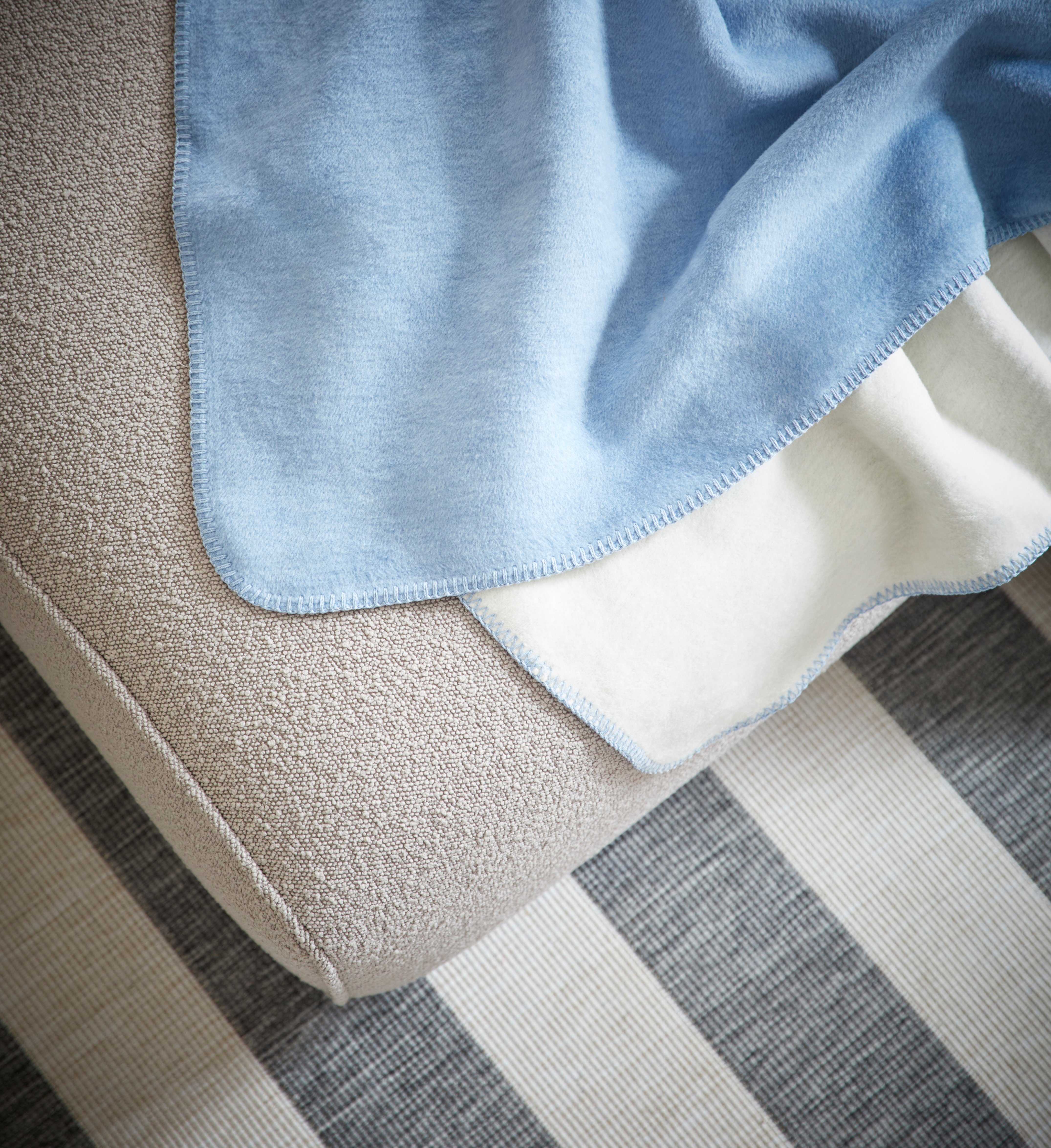 andas Deken Greta in reversible-look met afgehechte siersteek, knuffeldeken