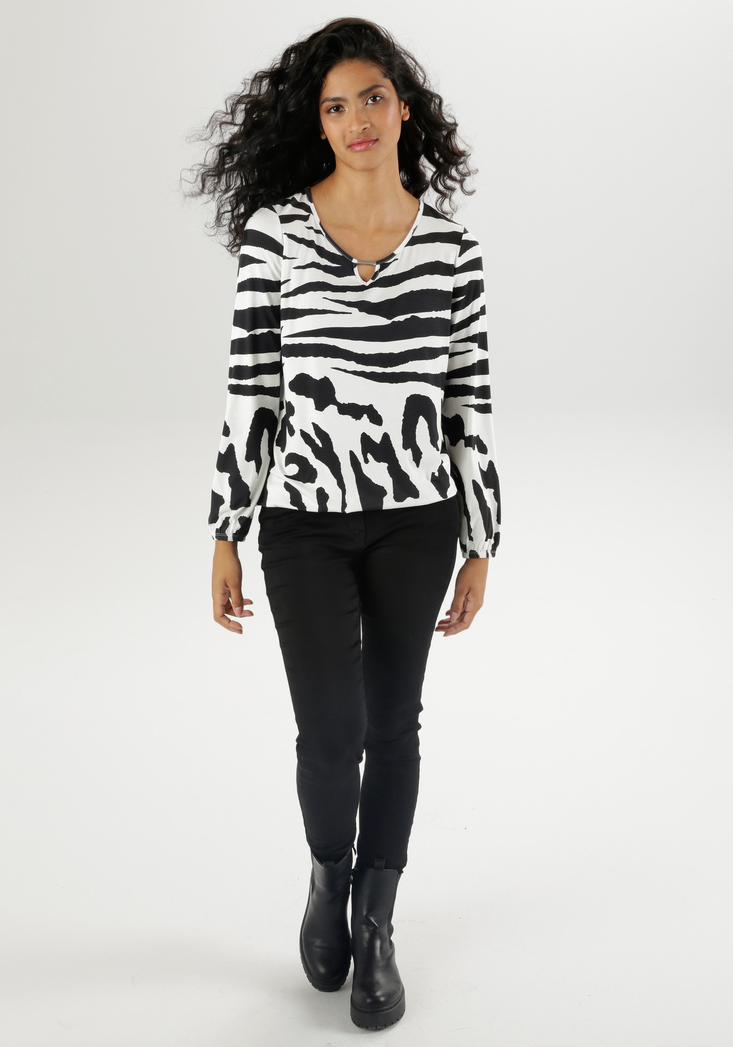 Aniston SELECTED Shirt met lange mouwen met cut-out, sieraandeel en animal-prints