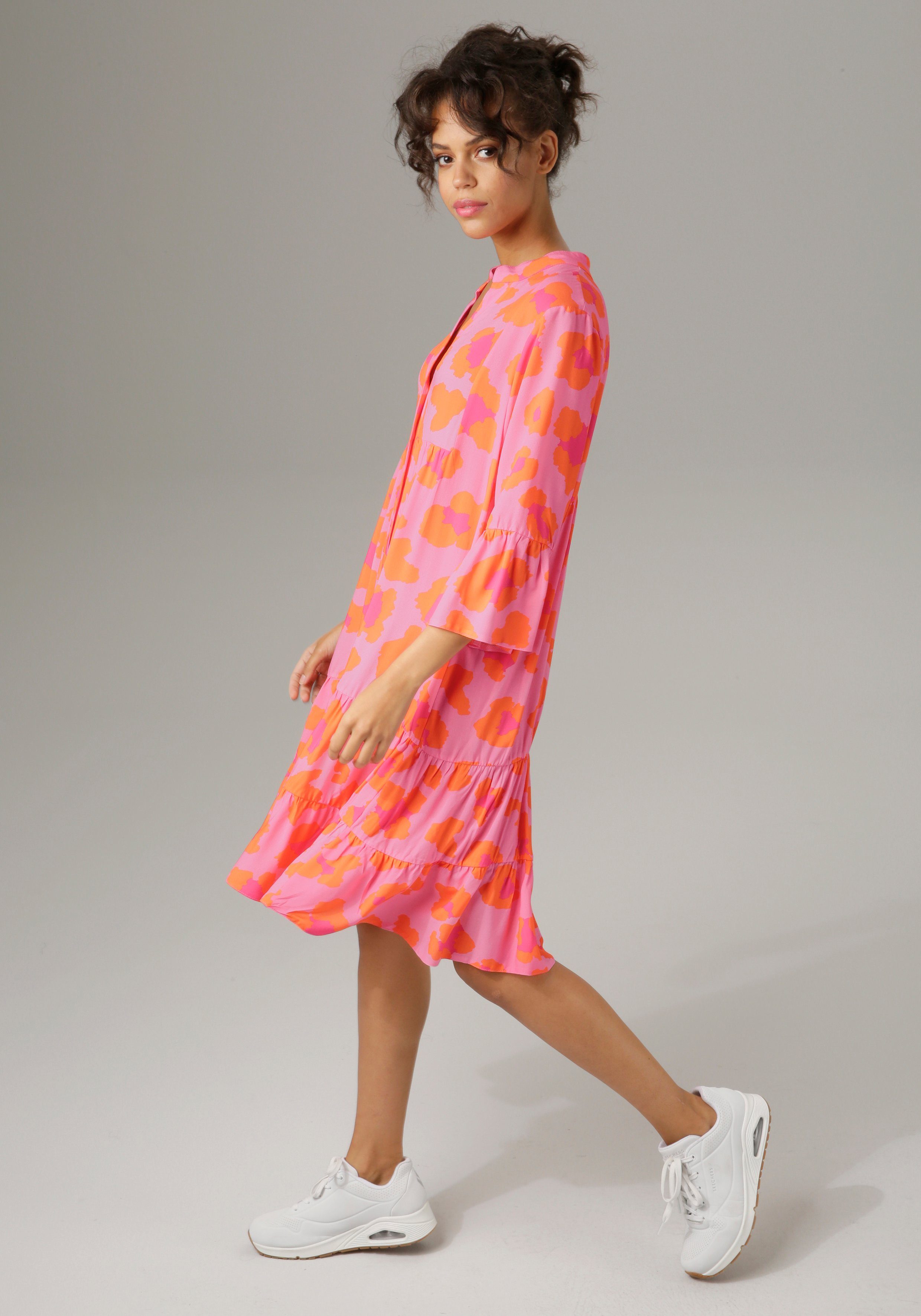 Aniston CASUAL Tuniekjurk met kleurrijke, grafische bloemen bedrukt