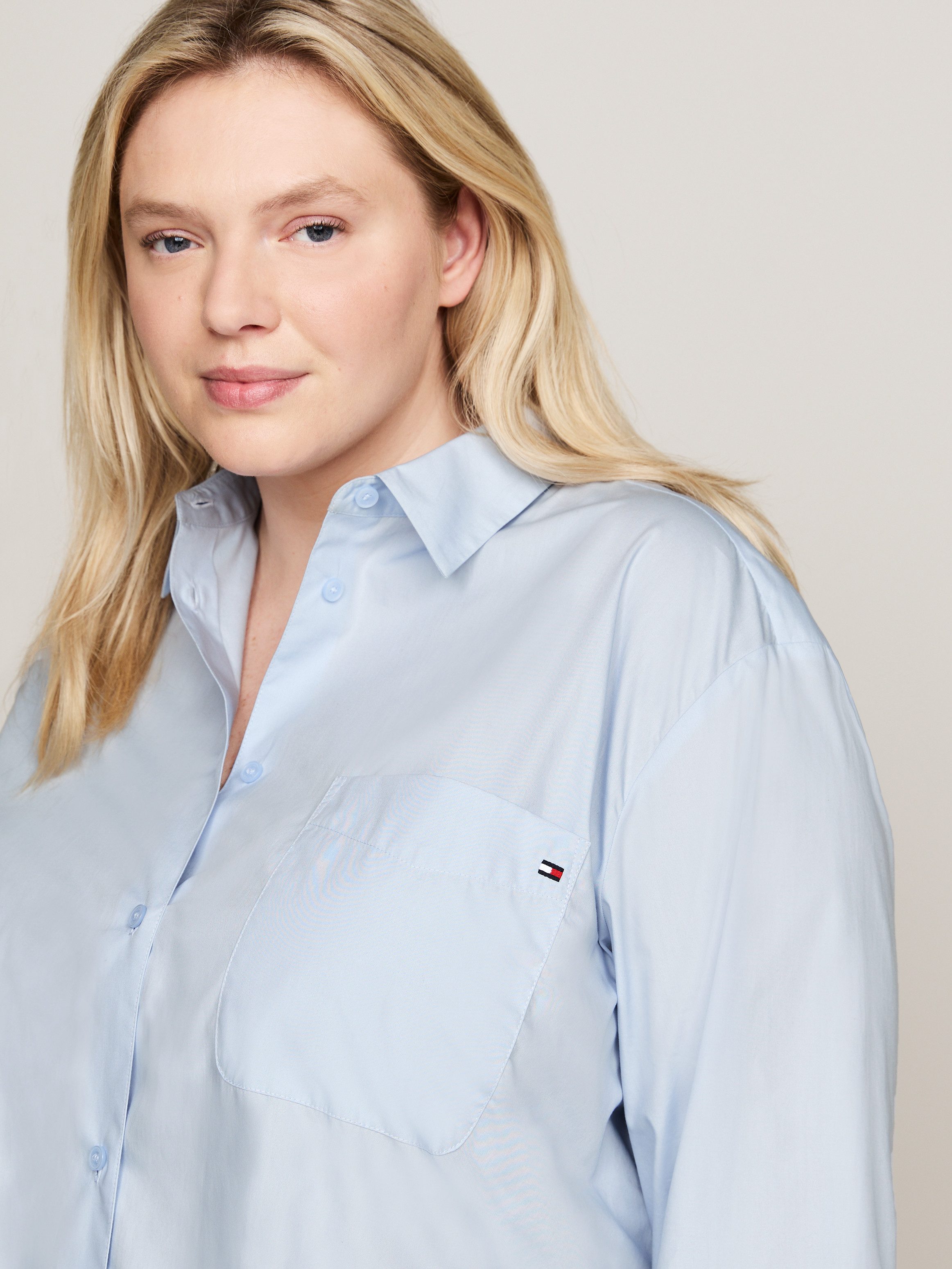 Tommy Hilfiger Curve Overhemdblouse CRV ESS COTTON EASY FIT SHIRT in grote maten borstzak kellerplooi achter afgeronde zoom