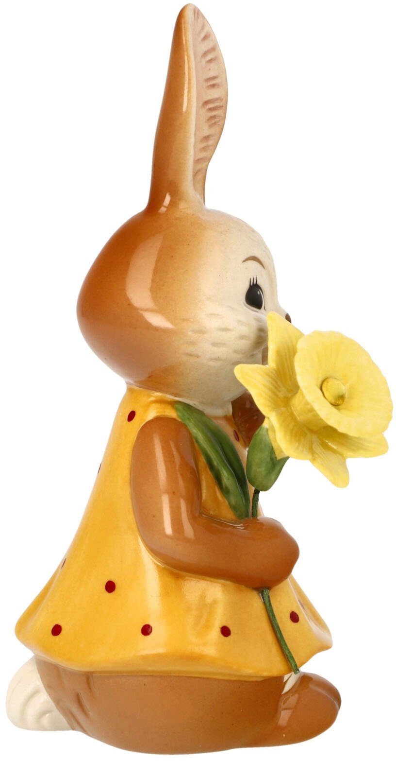 Goebel Paashaas Ik heb aan jou gedacht! Verzamelfiguur, konijn meisje met paasbloem (1 stuk)