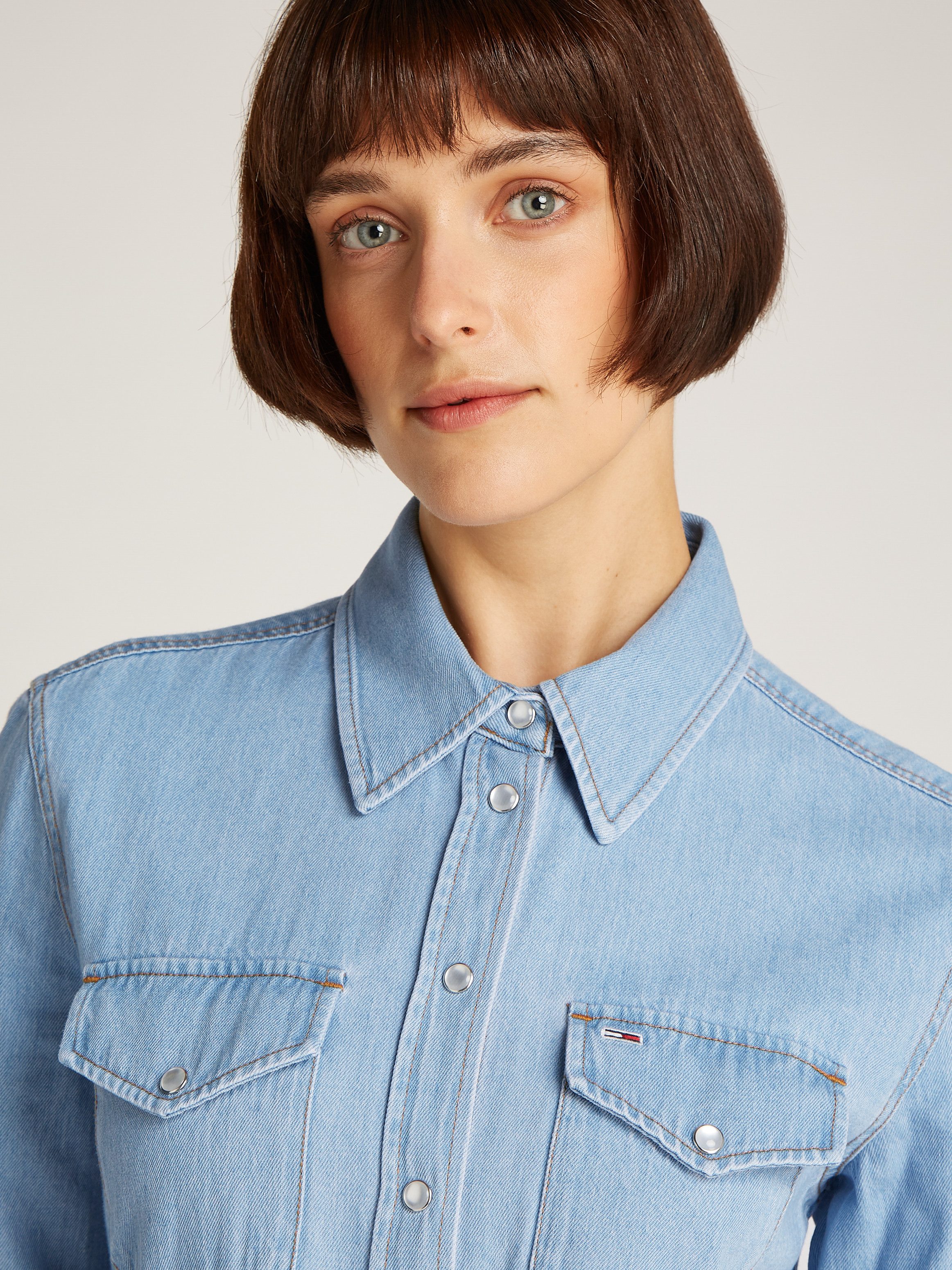TOMMY JEANS Jurk met overhemdkraag REGULAR SHIRT DRESS EXT met borstzakken, logo-borduursel