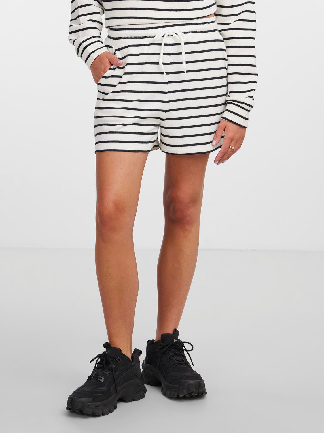 pieces Sweatshort PCCHILLI SUMMER HW SHORTS STRIPE NOOS BC dames shorts & bermuda's maat XL (42) wit