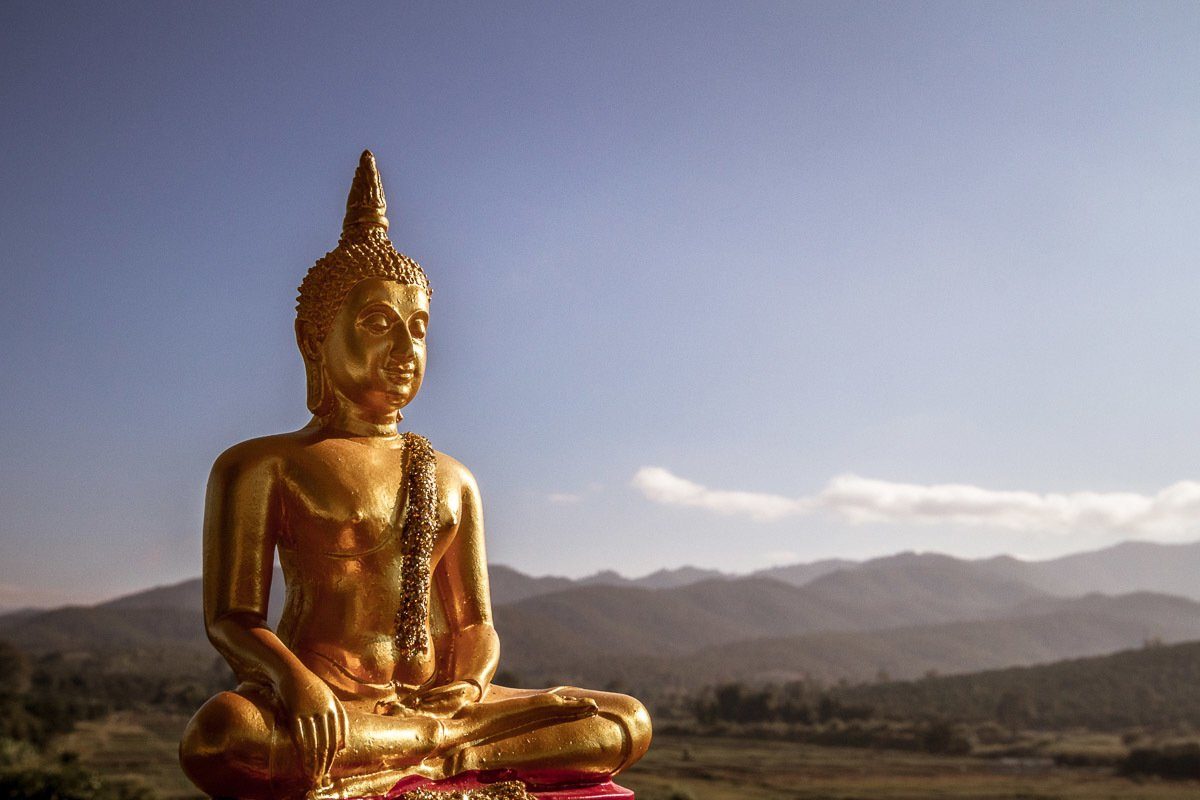 Papermoon Fotobehang Goldene Buddha-Statue