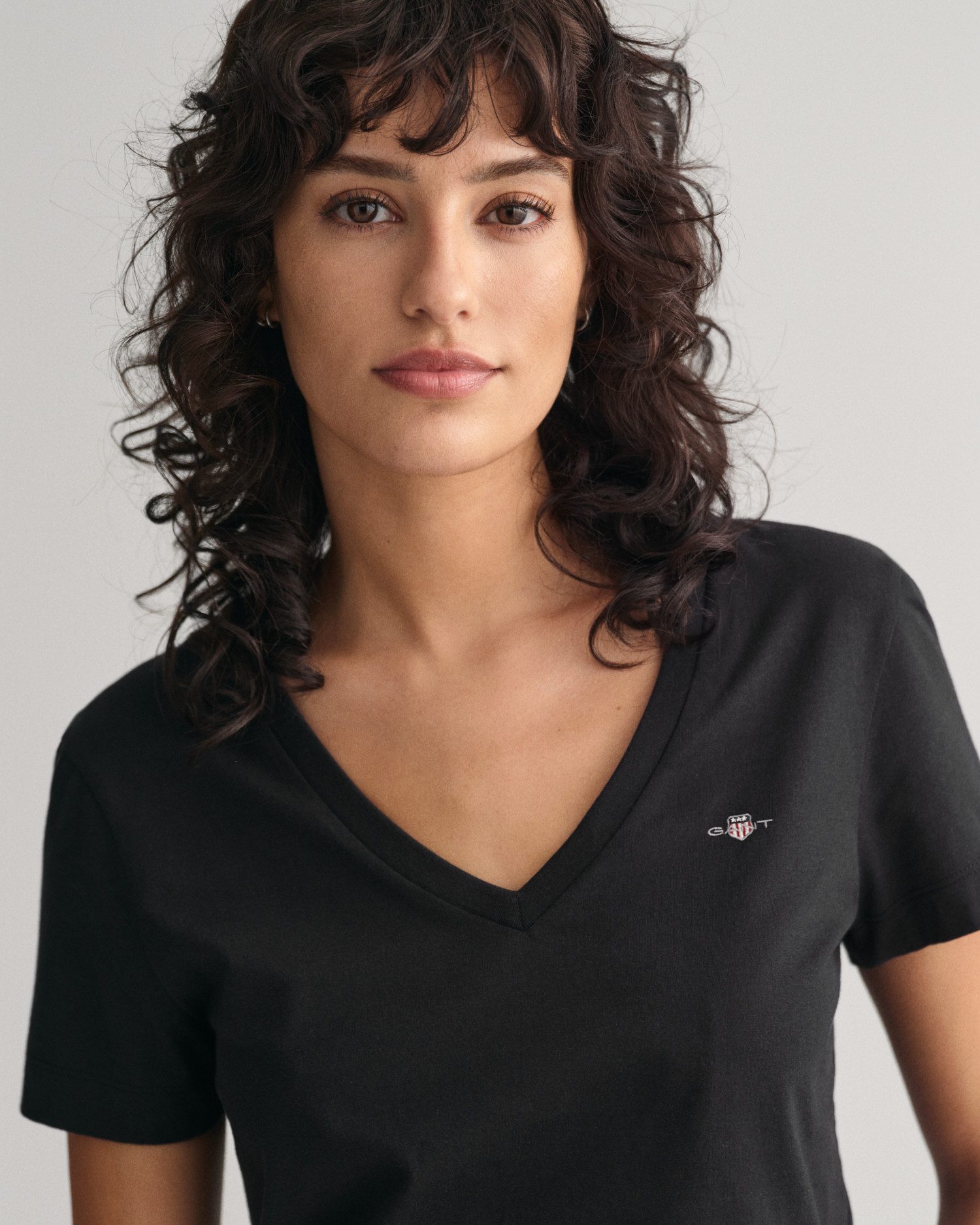 Gant T-shirt REG SHIELD KA V-NECK T-SHIRT met een klein geborduurd logo op de borst