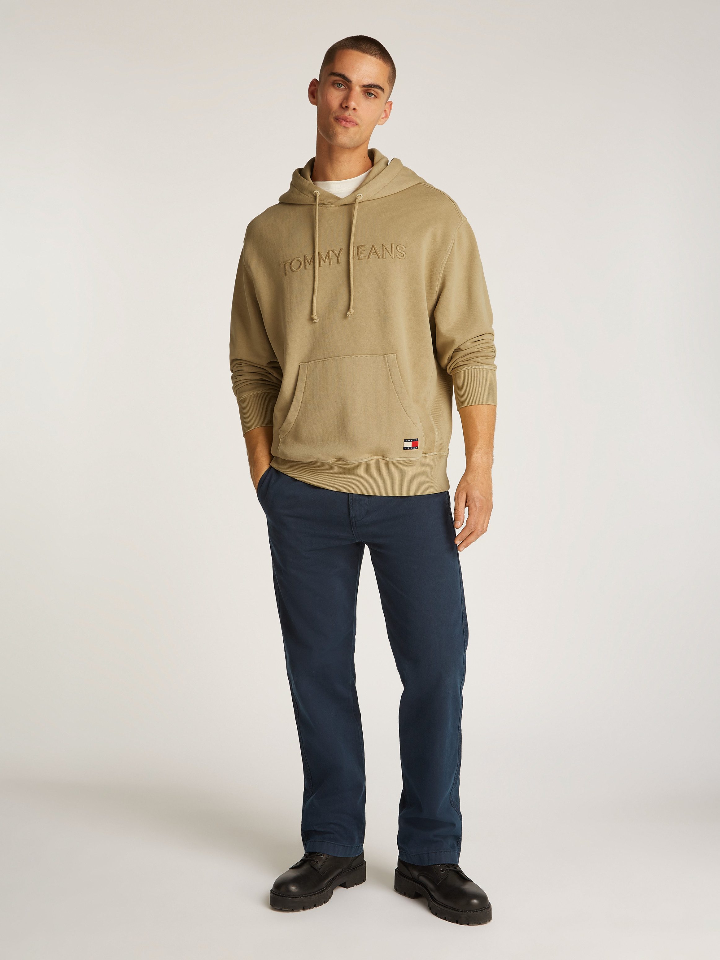 TOMMY JEANS Hoodie TJM RLX TJ LABEL HOODIE met groot logoborduursel