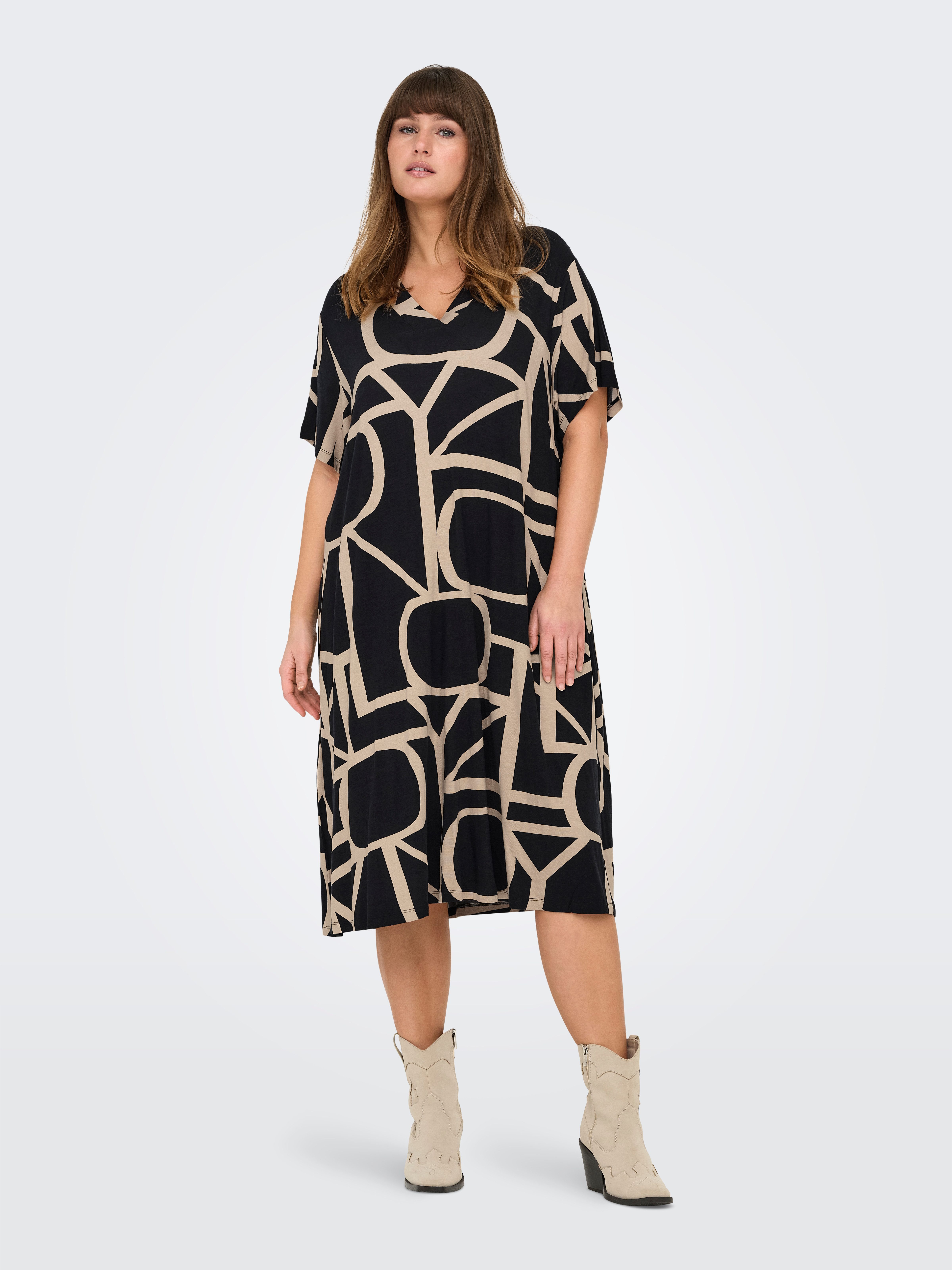 ONLY CARMAKOMA Shirtjurk CARFYRLA LIFE S/S V-NCK BLK AOP DRE NOOS