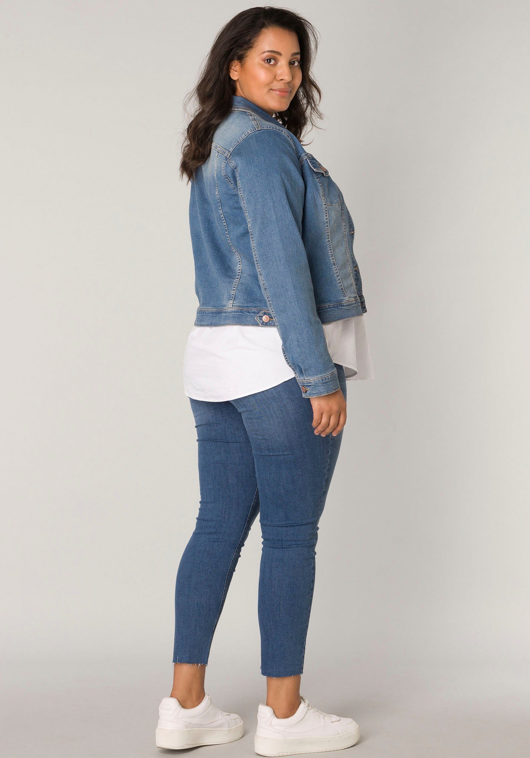 Base Level Curvy Jeansjack BAS-Yamila Modieus basisitem
