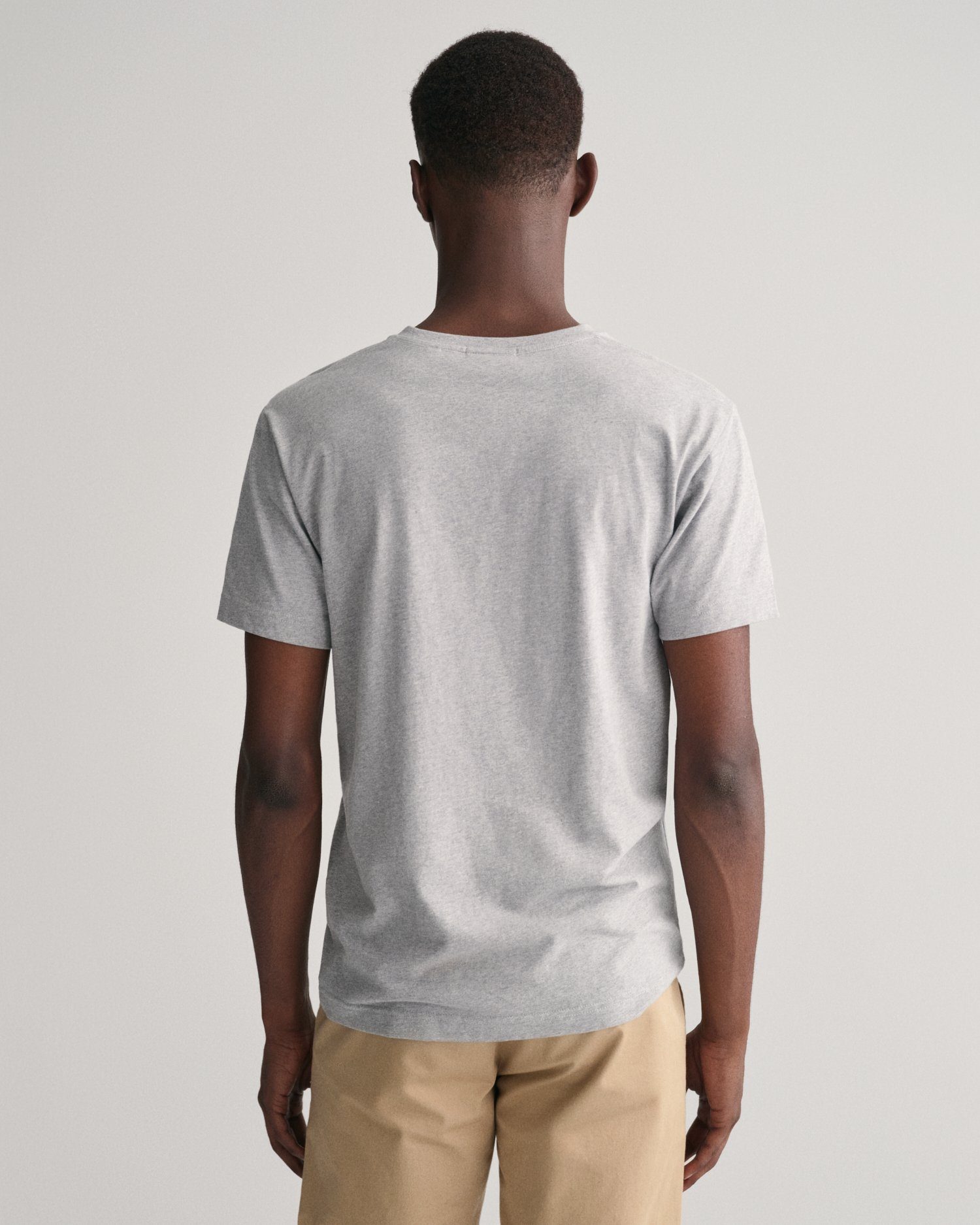 Gant T-shirt SLIM SHIELD V-NECK T-SHIRT met een klein geborduurd logo op de borst