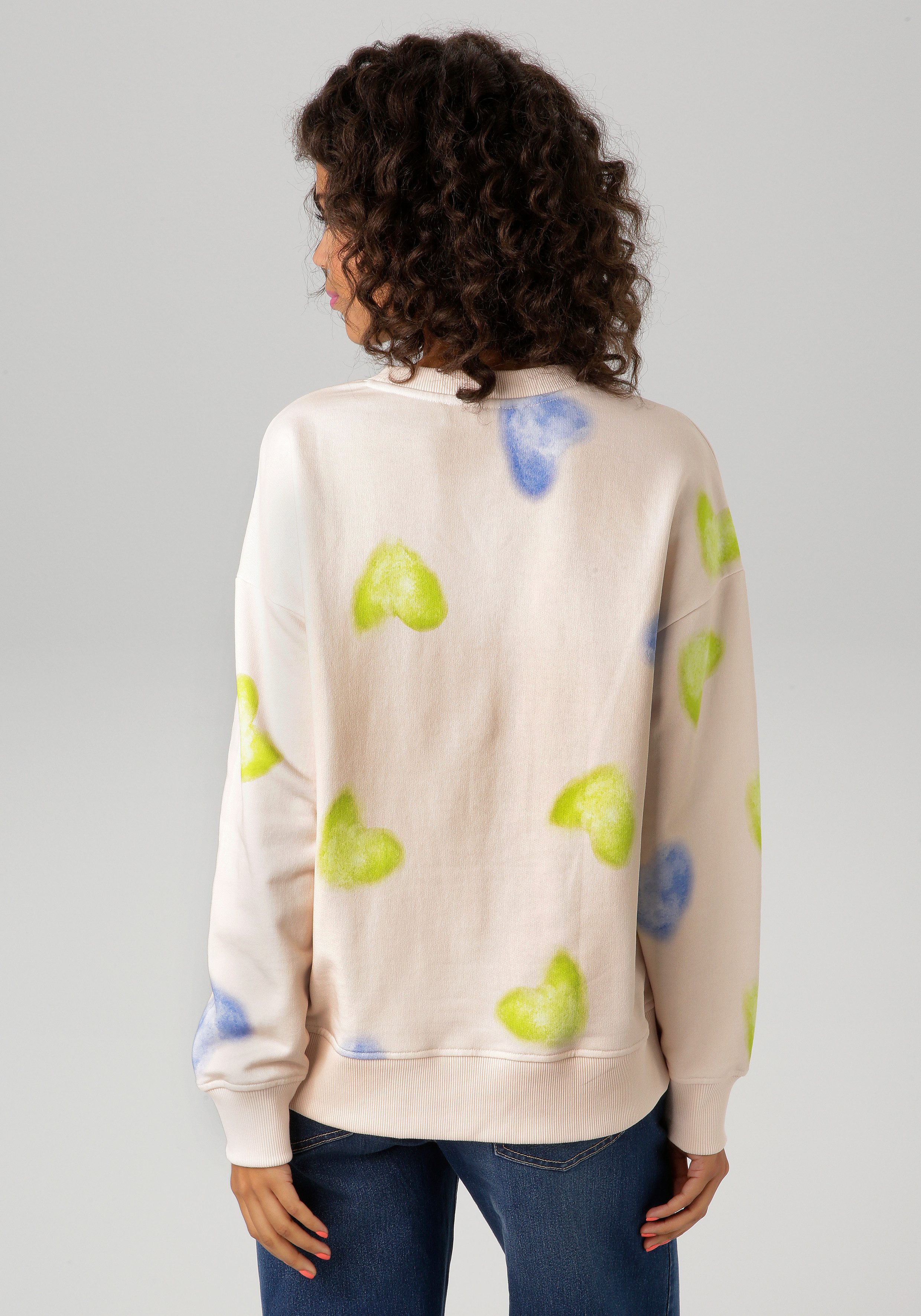 Aniston CASUAL Sweatshirt met batik-harten bedrukt - nieuwe collectie