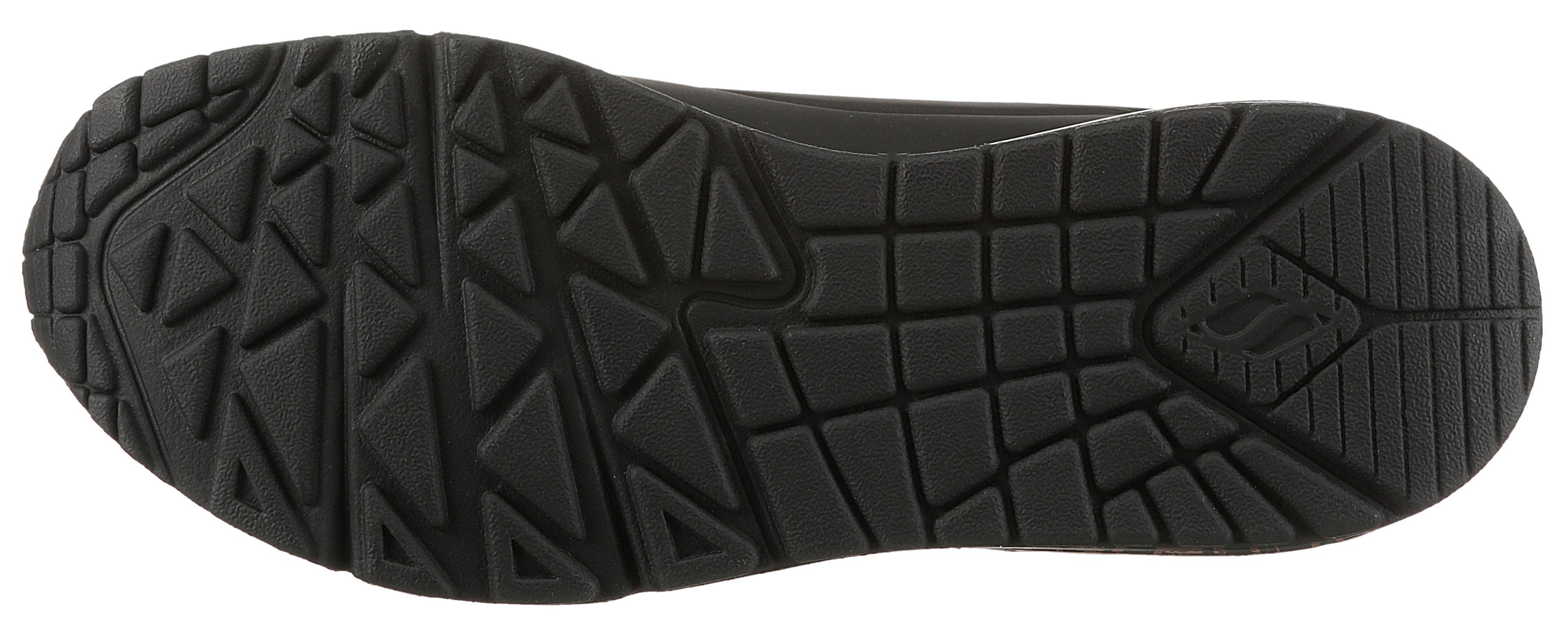 Skechers Sneakers met sleehak UNO-LOVING LOVE Vrijetijdsschoen, lage schoen, veterschoen met coole graffiti-print