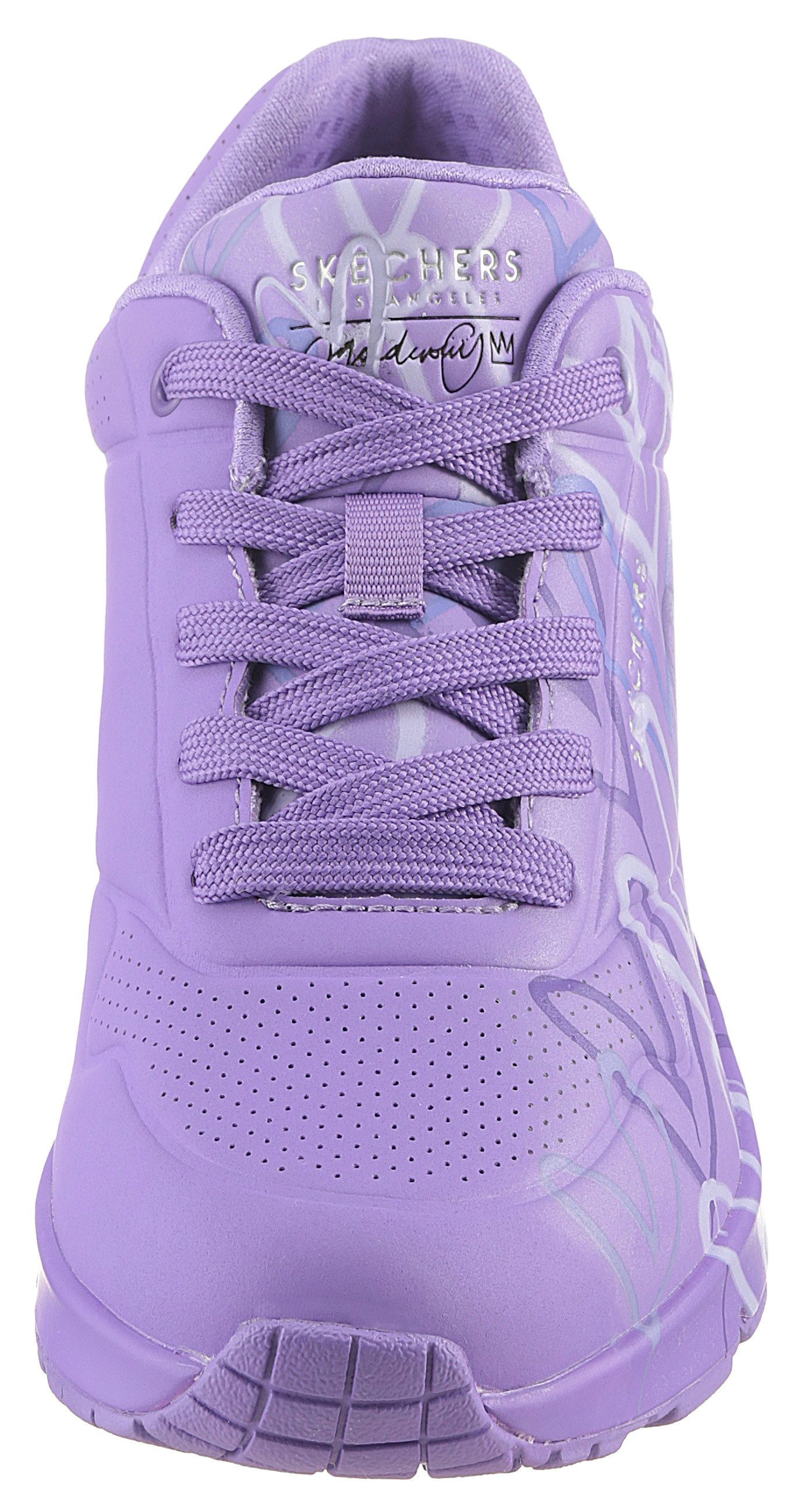 Skechers Sneakers met sleehak UNO-SPREAD THE LOVE Vrijetijdsschoen, lage schoen, veterschoen met coole graffiti-print