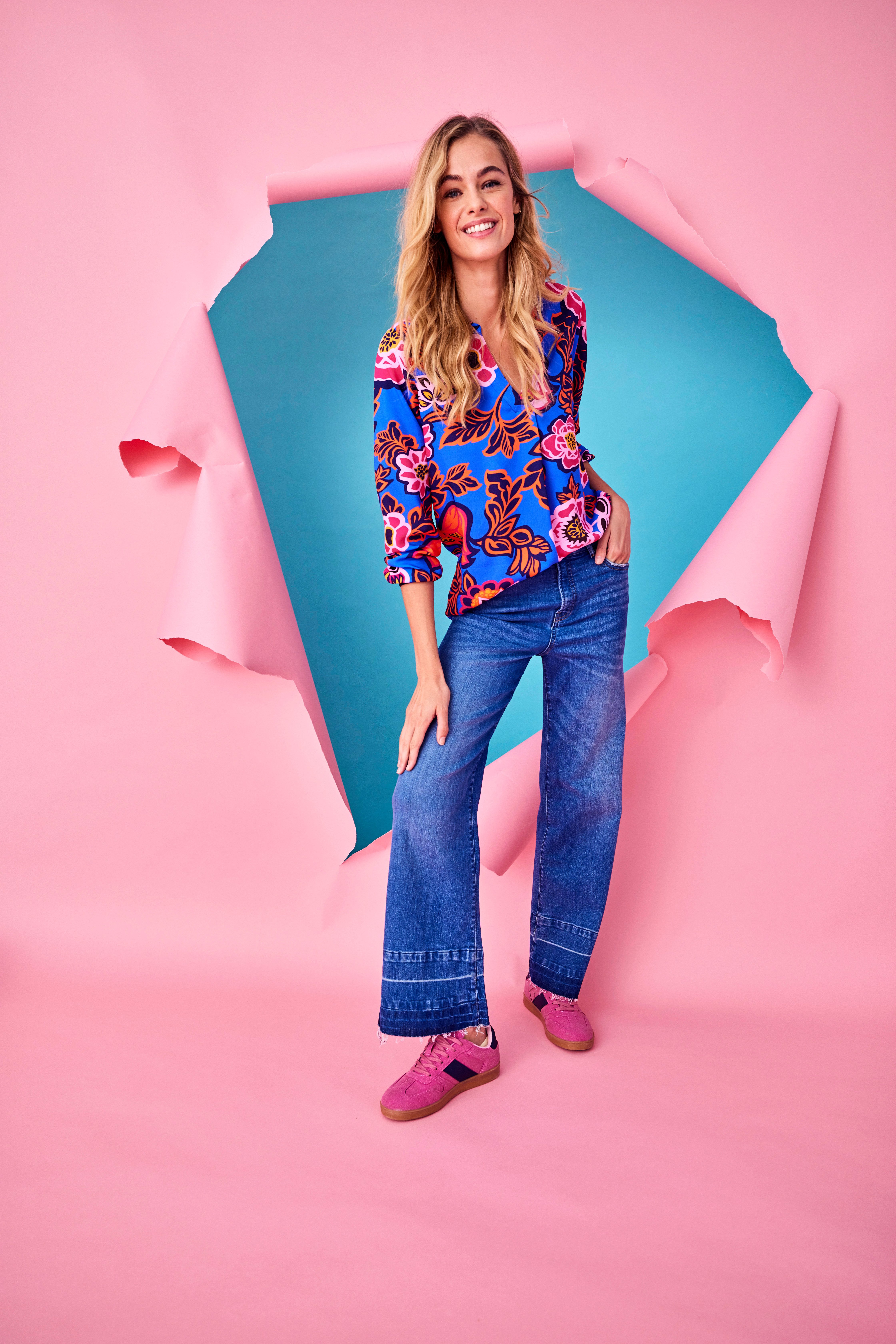 Aniston CASUAL Straight jeans met een trendy wassing op de licht gerafelde zoom