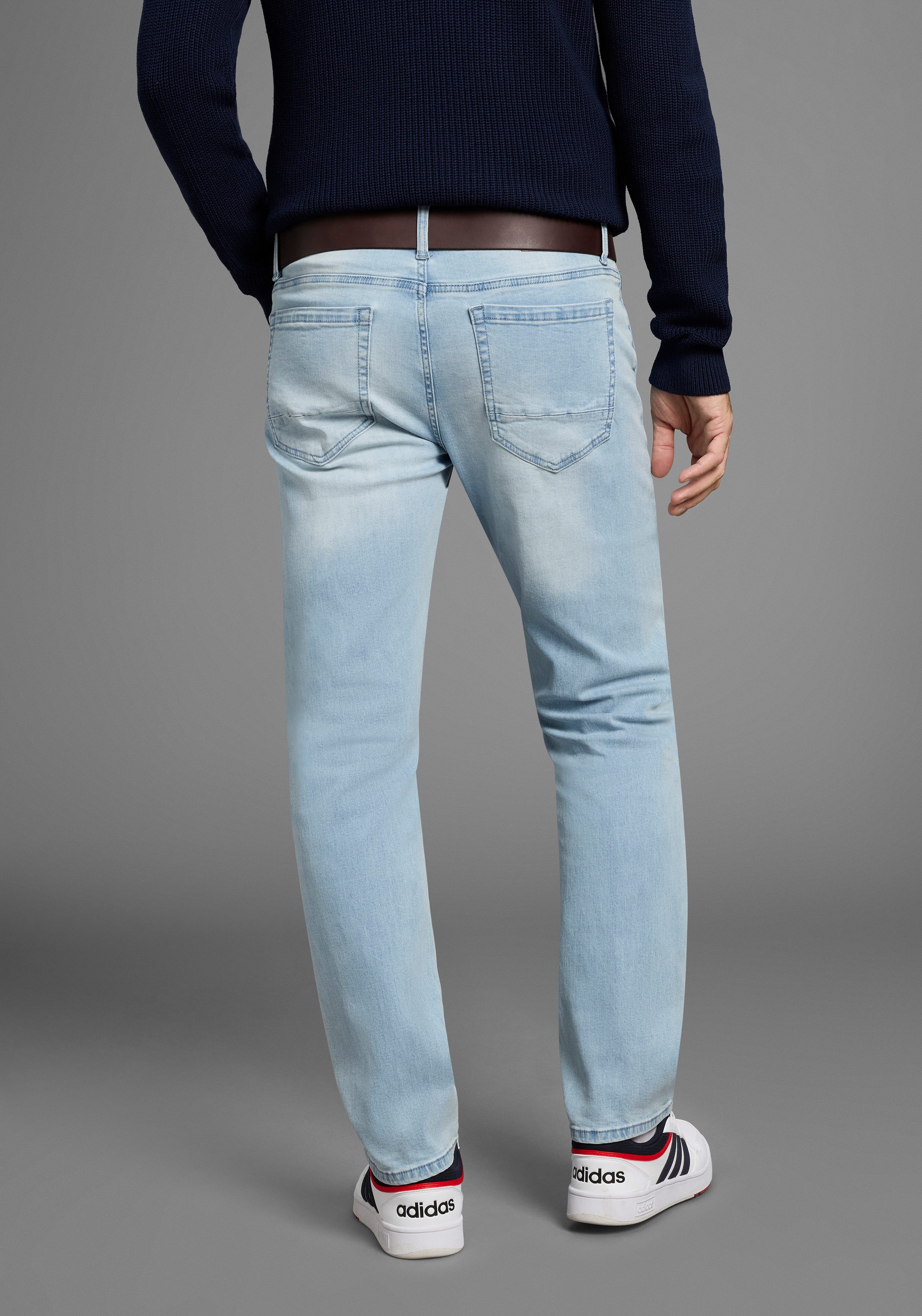 Bruno Banani Straight jeans Hutch rechte broekspijpen, gedeeltelijk met modieuze destroyed-effecten,