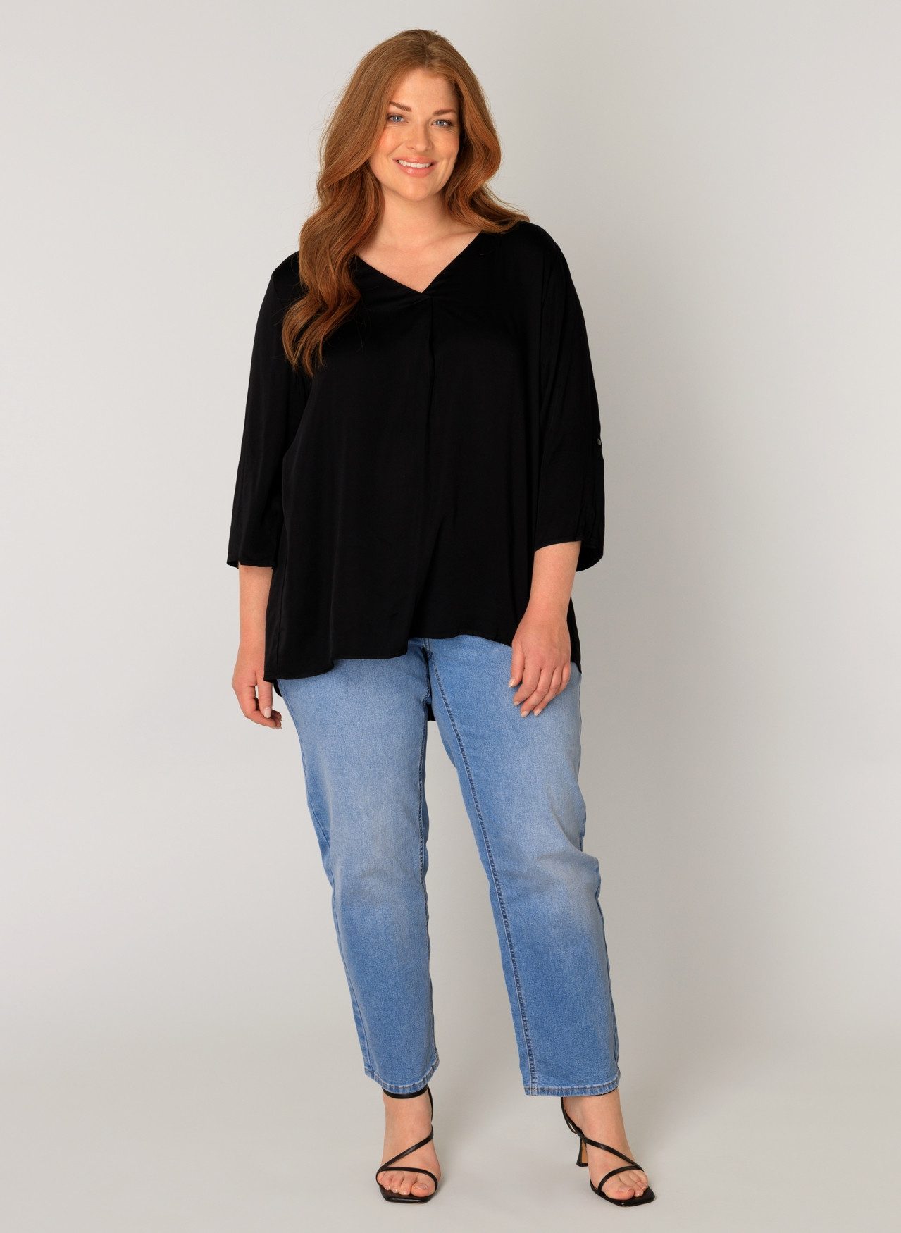 Base Level Curvy Shirtblouse Yanina met v-hals