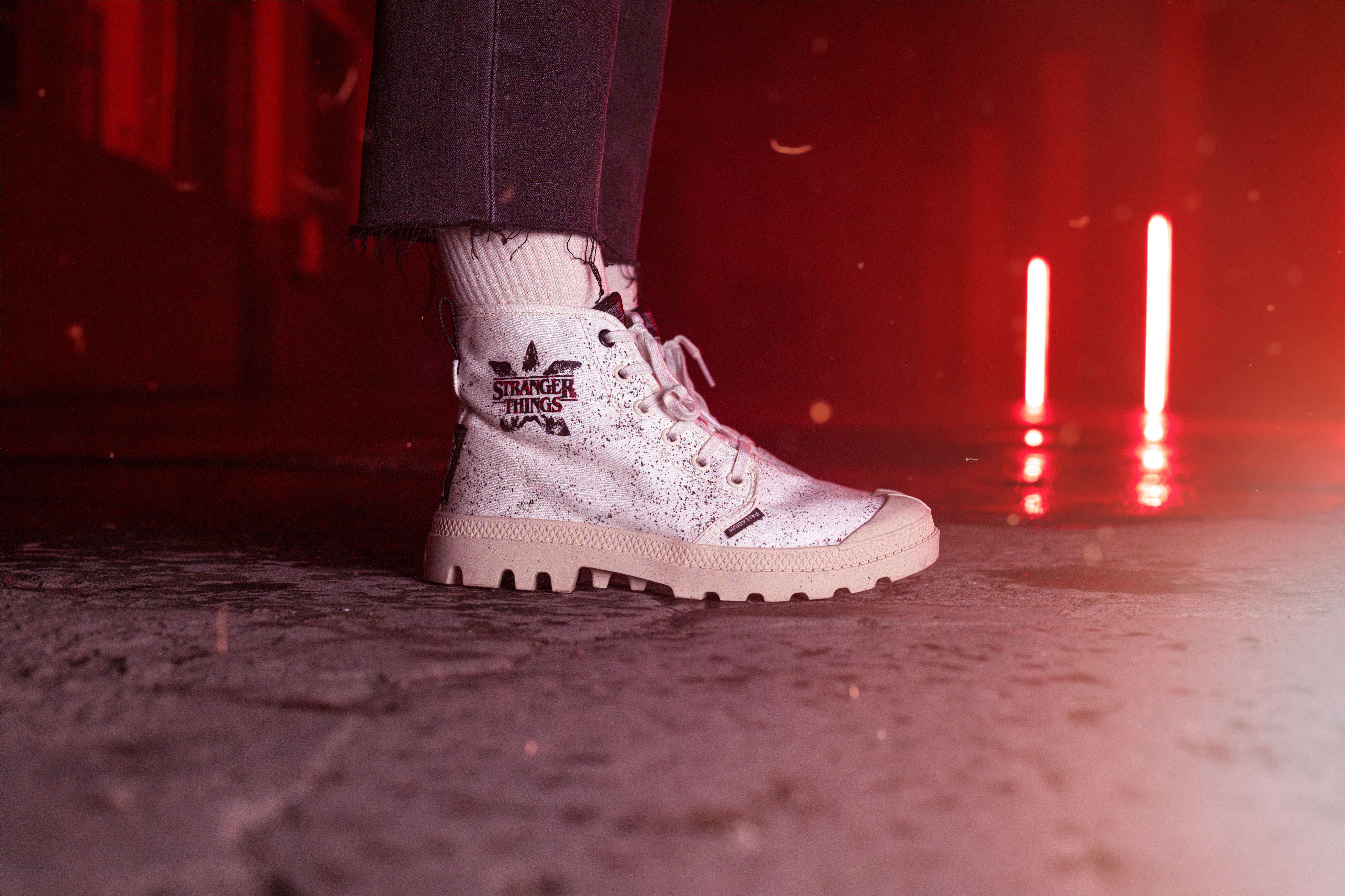 Palladium Veterschoenen STRANGER THINGS X PAMPA DEMODOG Veterlaarzen van canvas met print