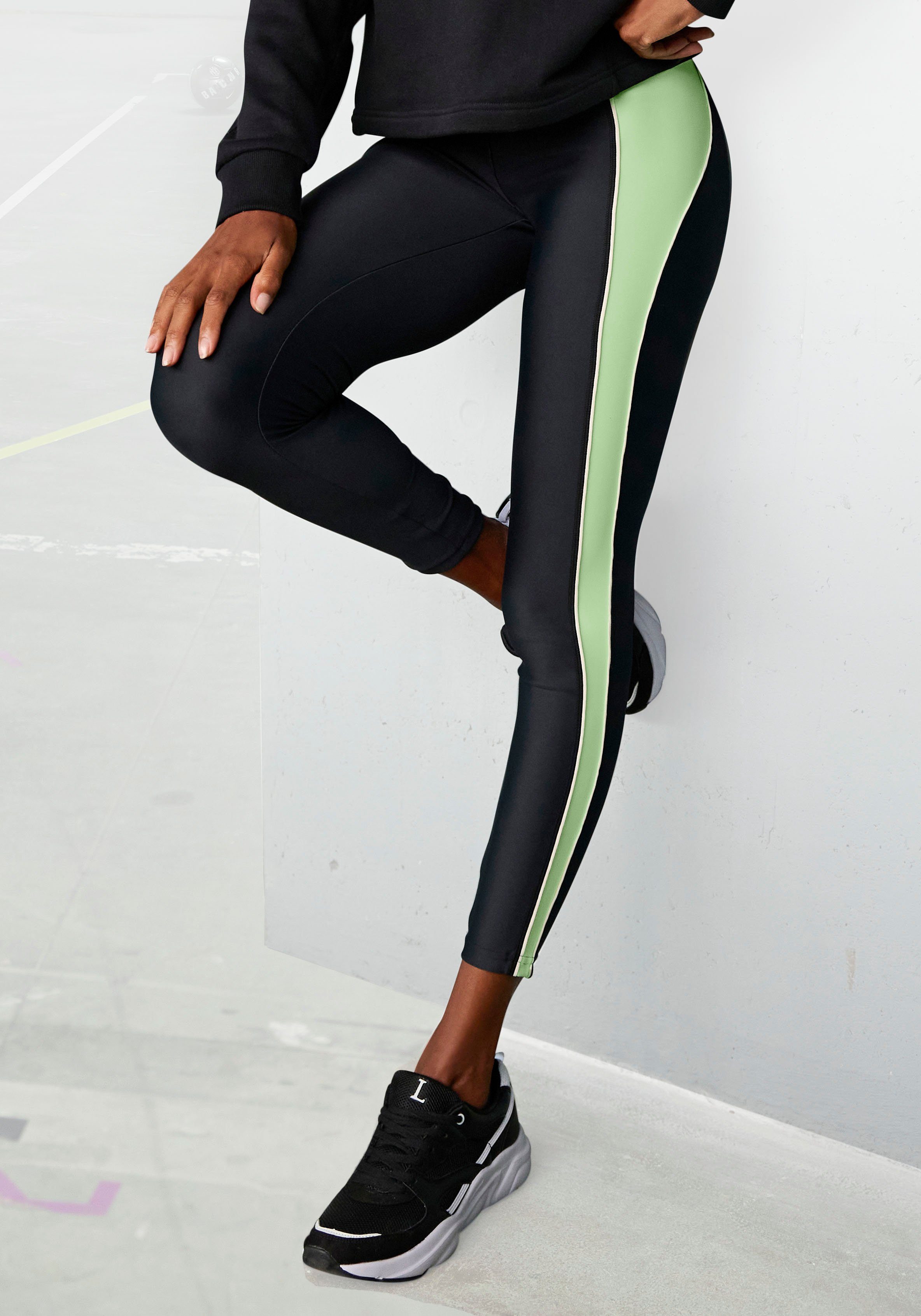 active by Lascana Legging -Sportbroek Sportbroek met contrasterende zijstreep