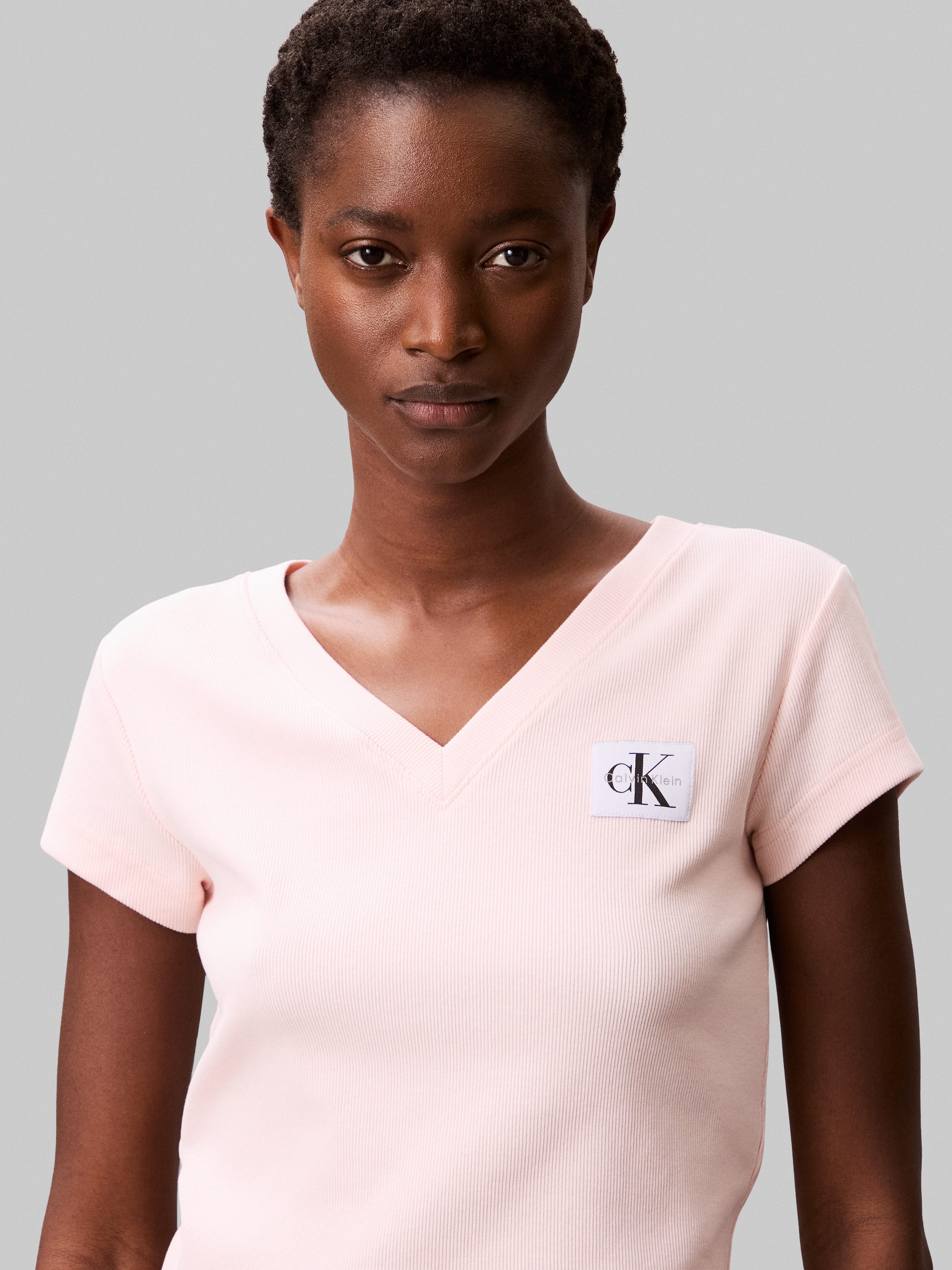 Calvin Klein T-shirt A- SS WOVEN LABEL RIB VNECK TEE