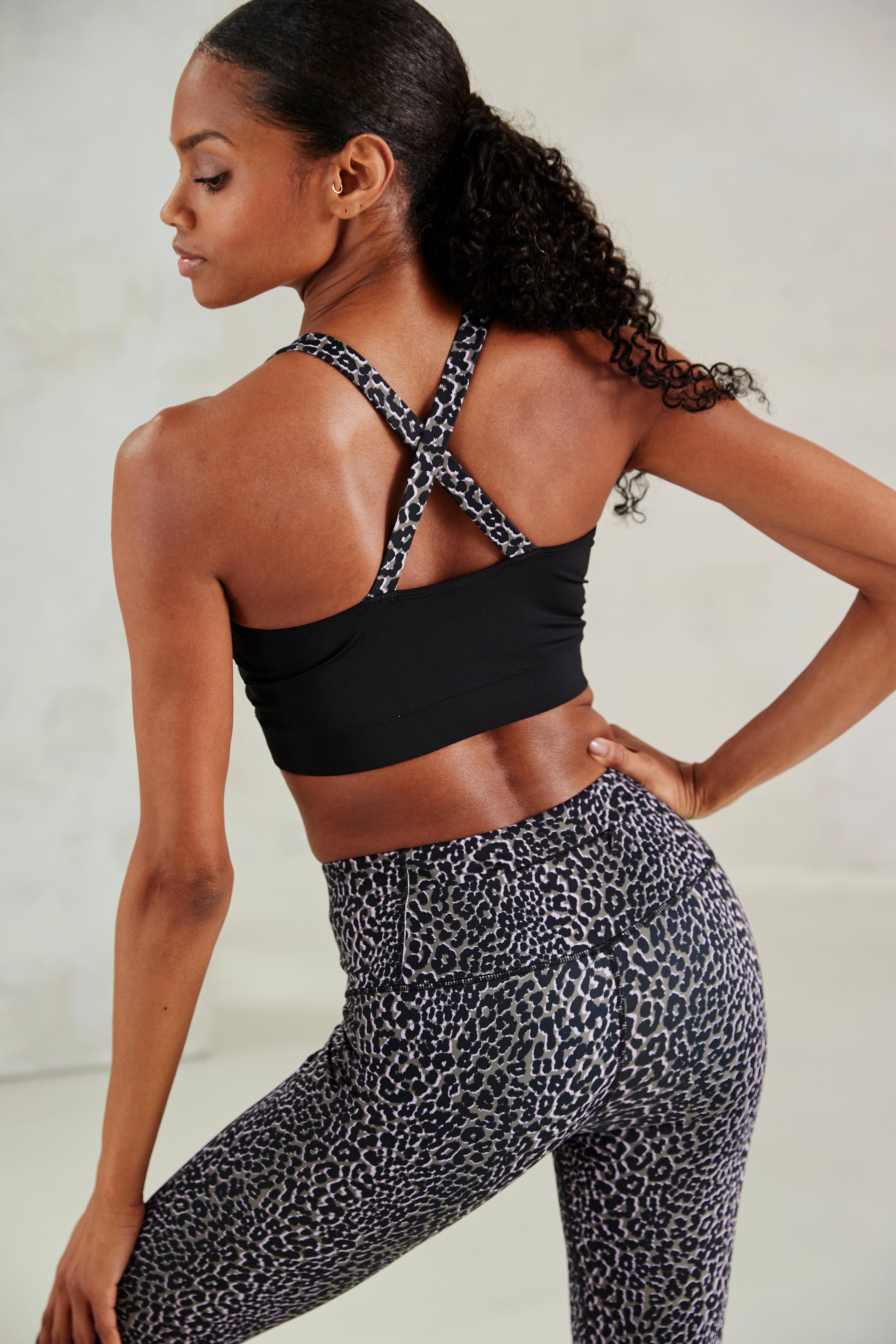 active by Lascana Crop-top -Sporttop Sporttop met gekruiste bandjes in leeuwprint