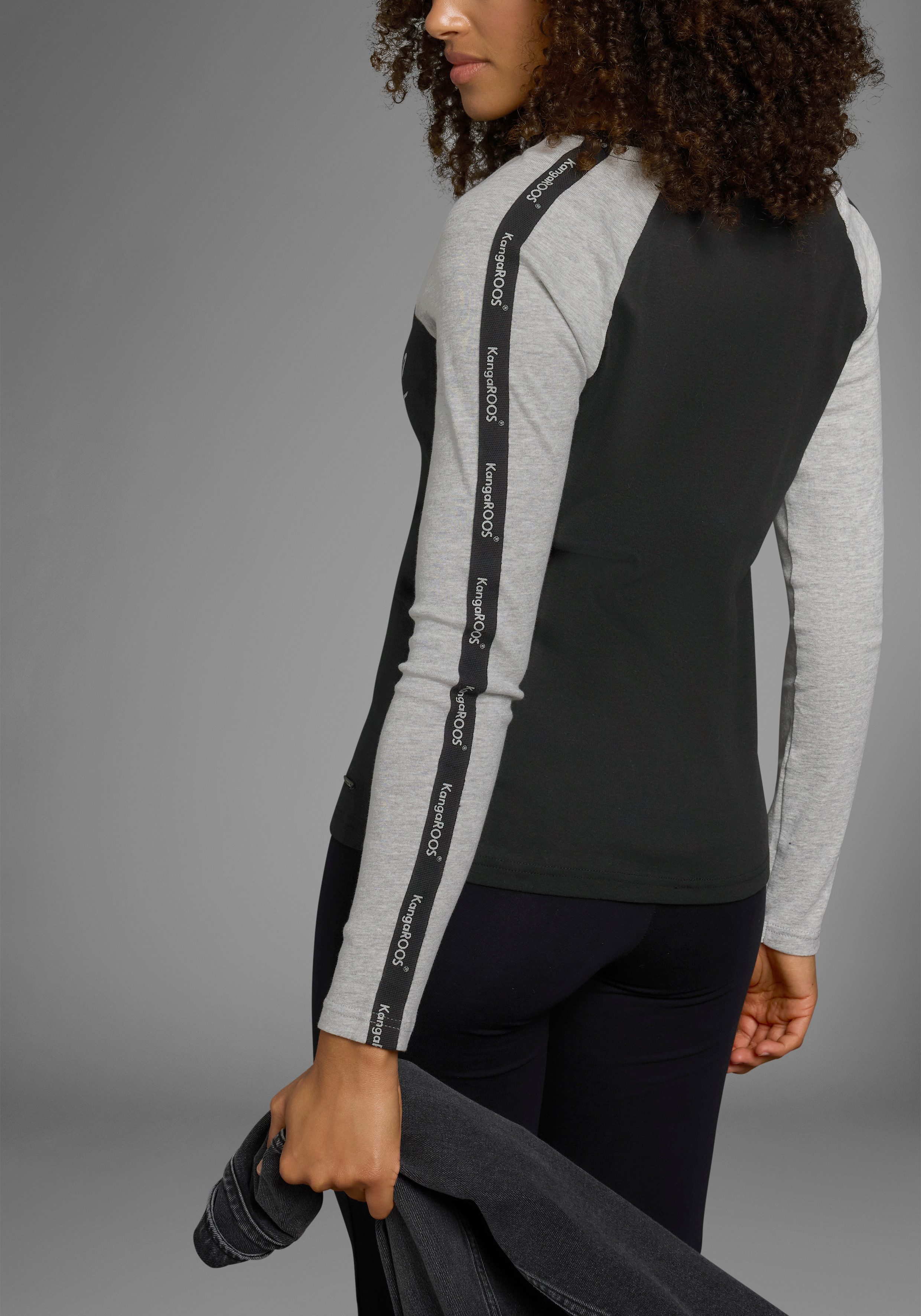 KangaROOS Longsleeve Lange mouwen, zeer figuurvolgende pasvorm, met glanzende metallic-print