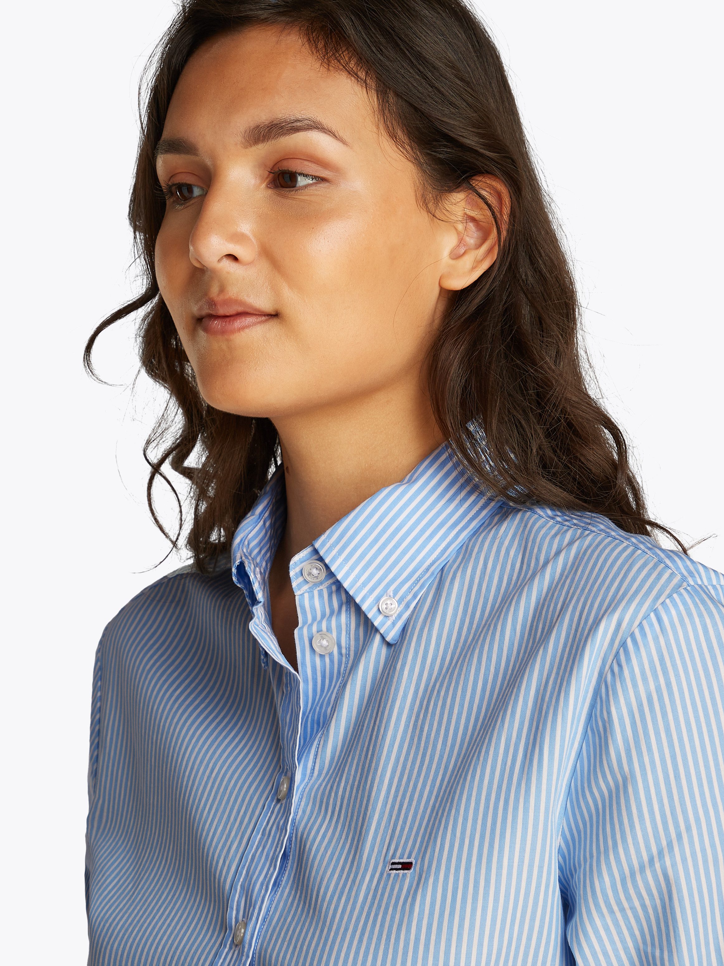 TOMMY JEANS Overhemdblouse TJW REG PINSTRIPE POPLIN SHIRT met naaldstrepen, logoborduring