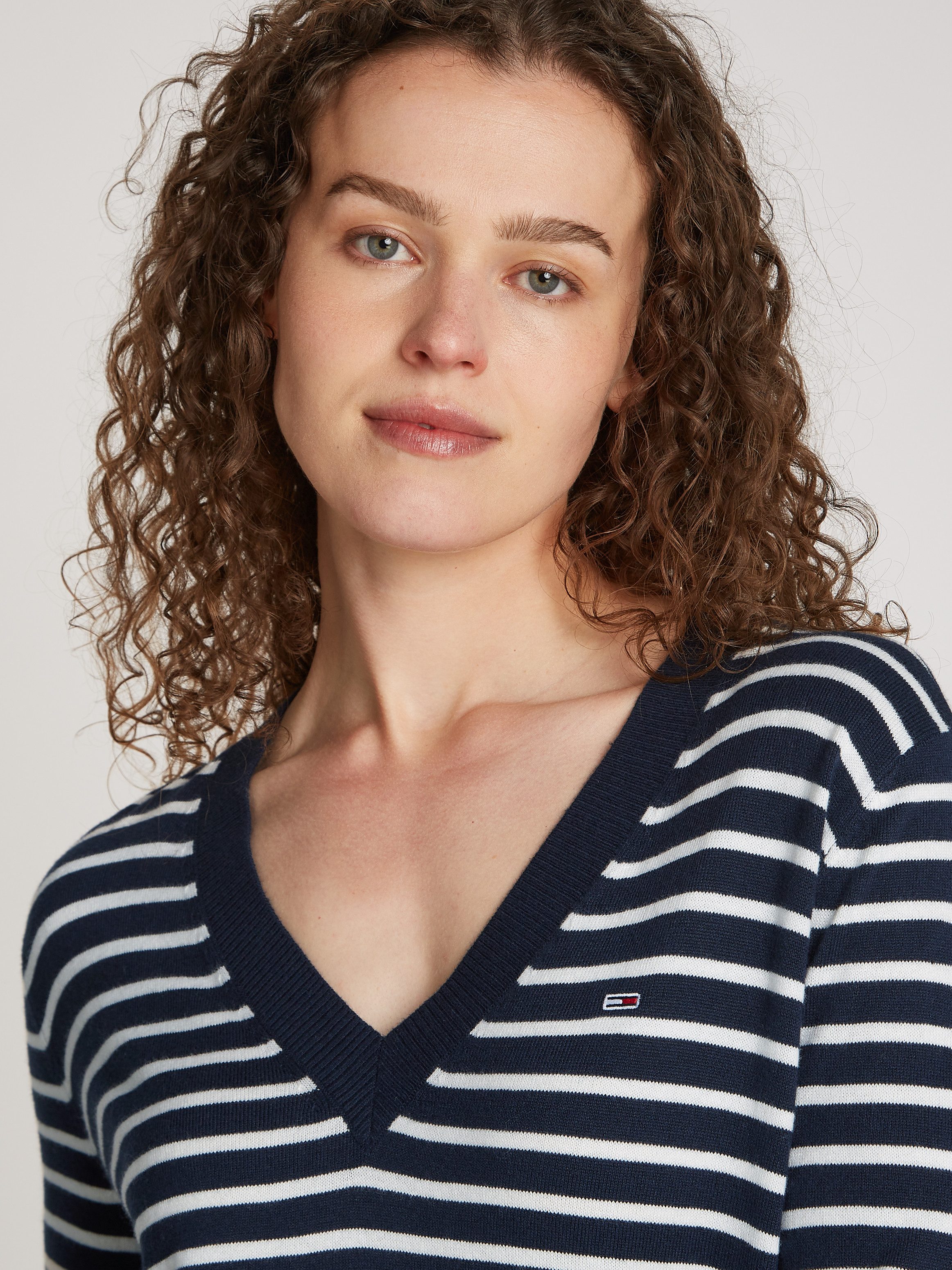 Tommy Jeans Curve Trui met V-hals TJW ESSENTIAL VNECK SWEATER EXT in grote maten, v-hals, met viscose