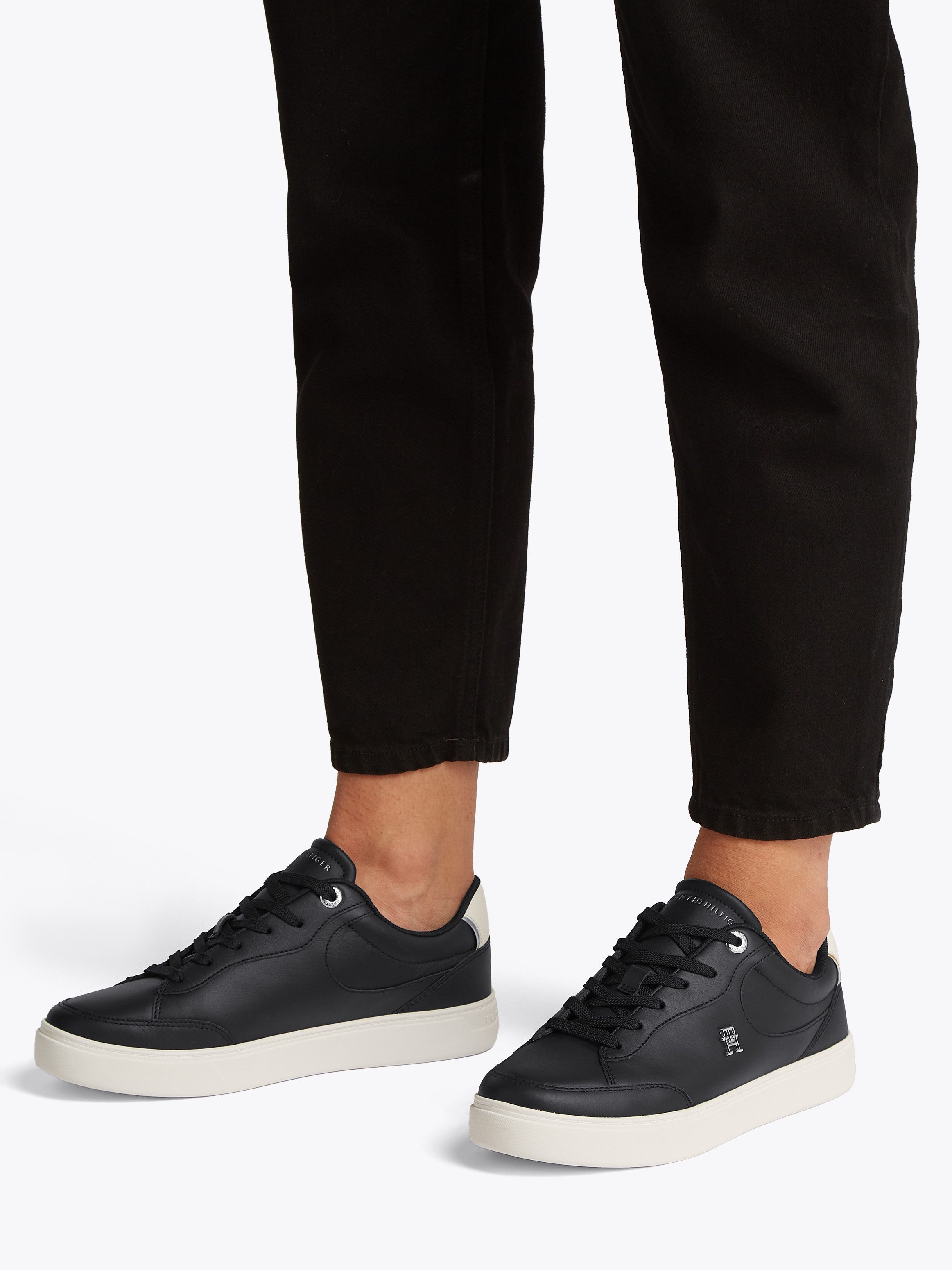 Tommy Hilfiger Plateausneakers ESSENTIAL CHIC COURT SNEAKER vrijetijdsschoen, veterschoen, lage schoen met th-sieraad