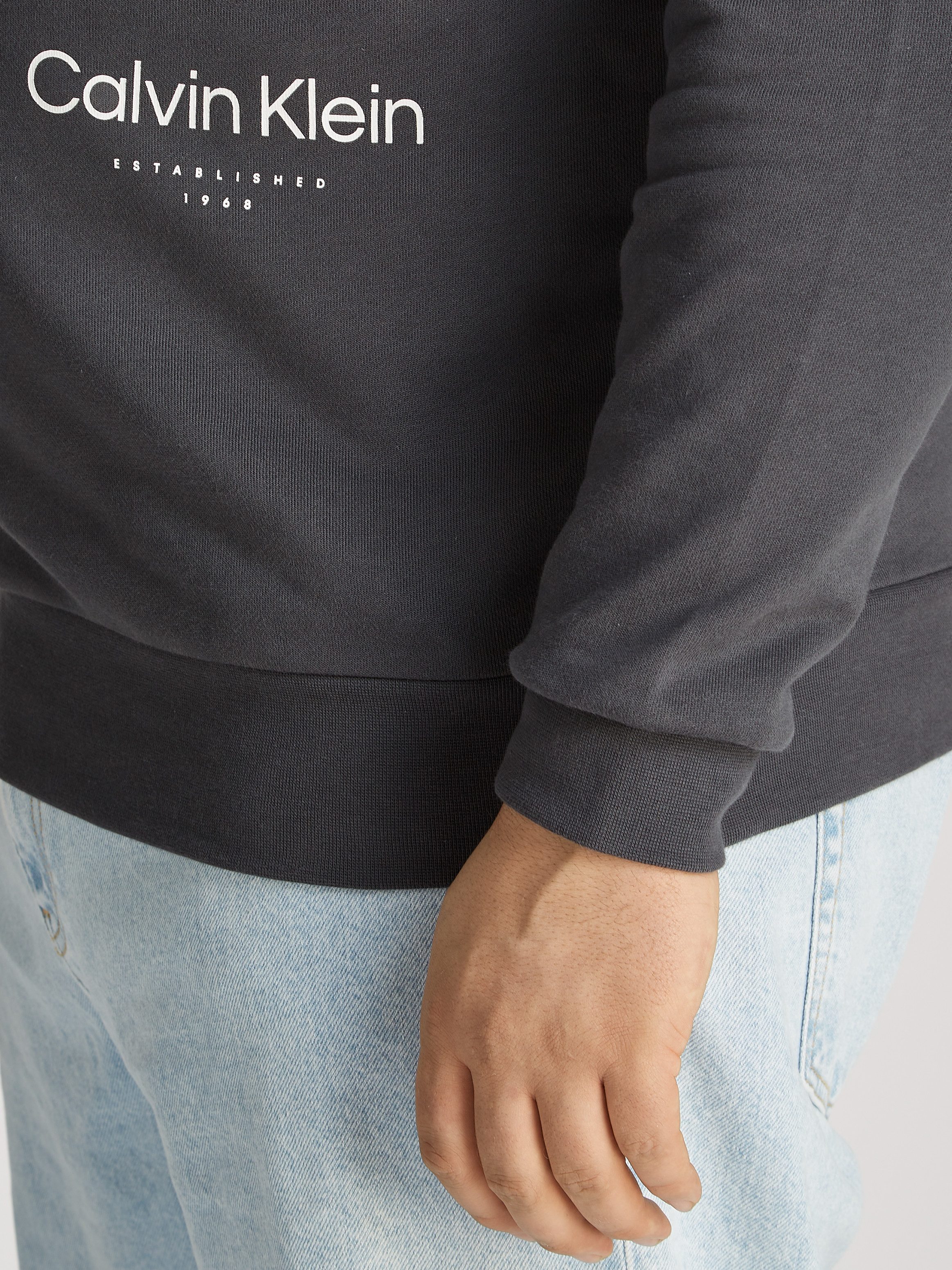 Calvin Klein Sweatshirt BT_OFF PLACEMENT LOGO SWEATSHIRT in grote maten met logo-opschrift