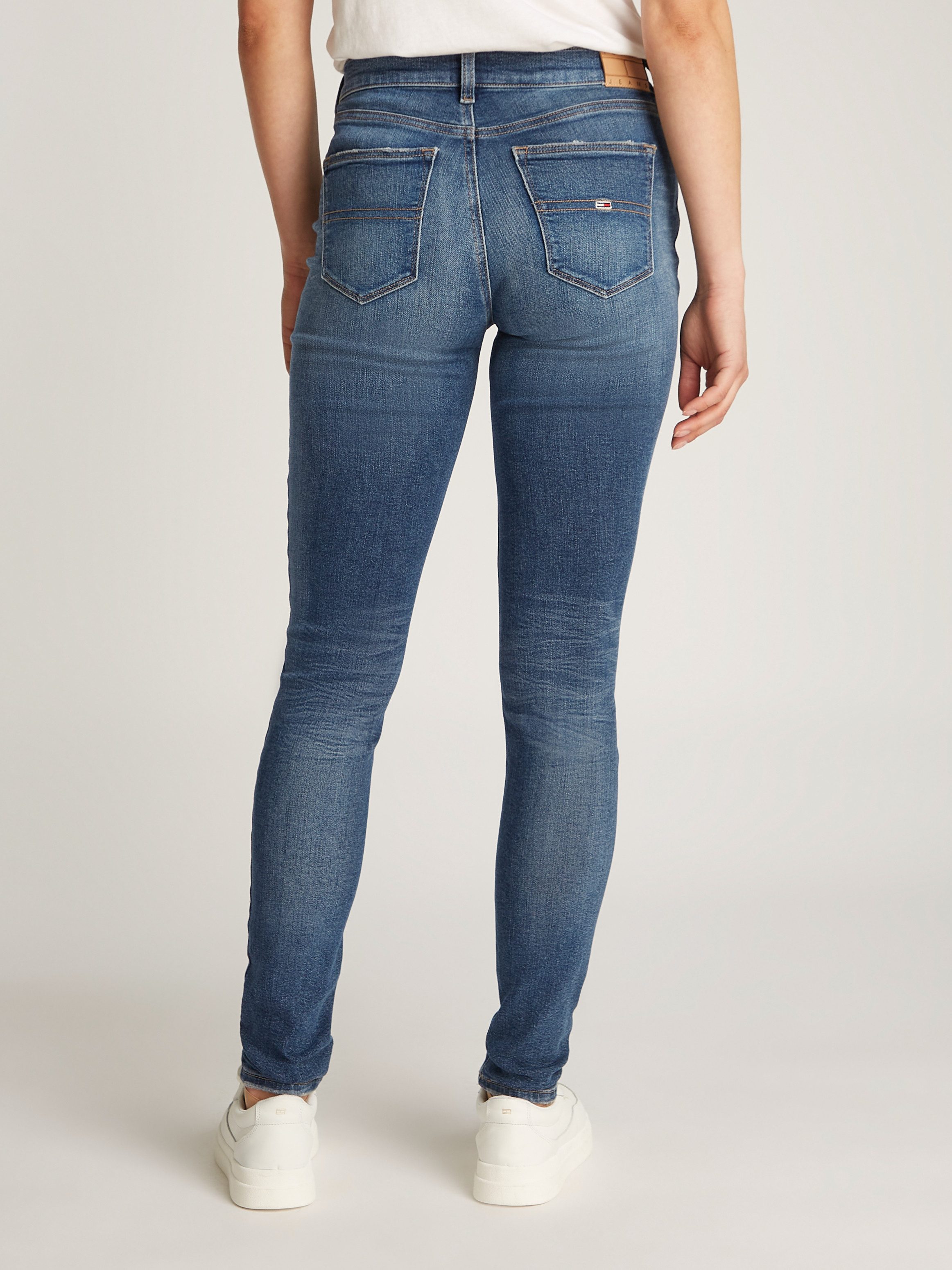 TOMMY JEANS Skinny fit jeans Nora Mid Rise Skinny Fit met wasbeurt met logo-badge