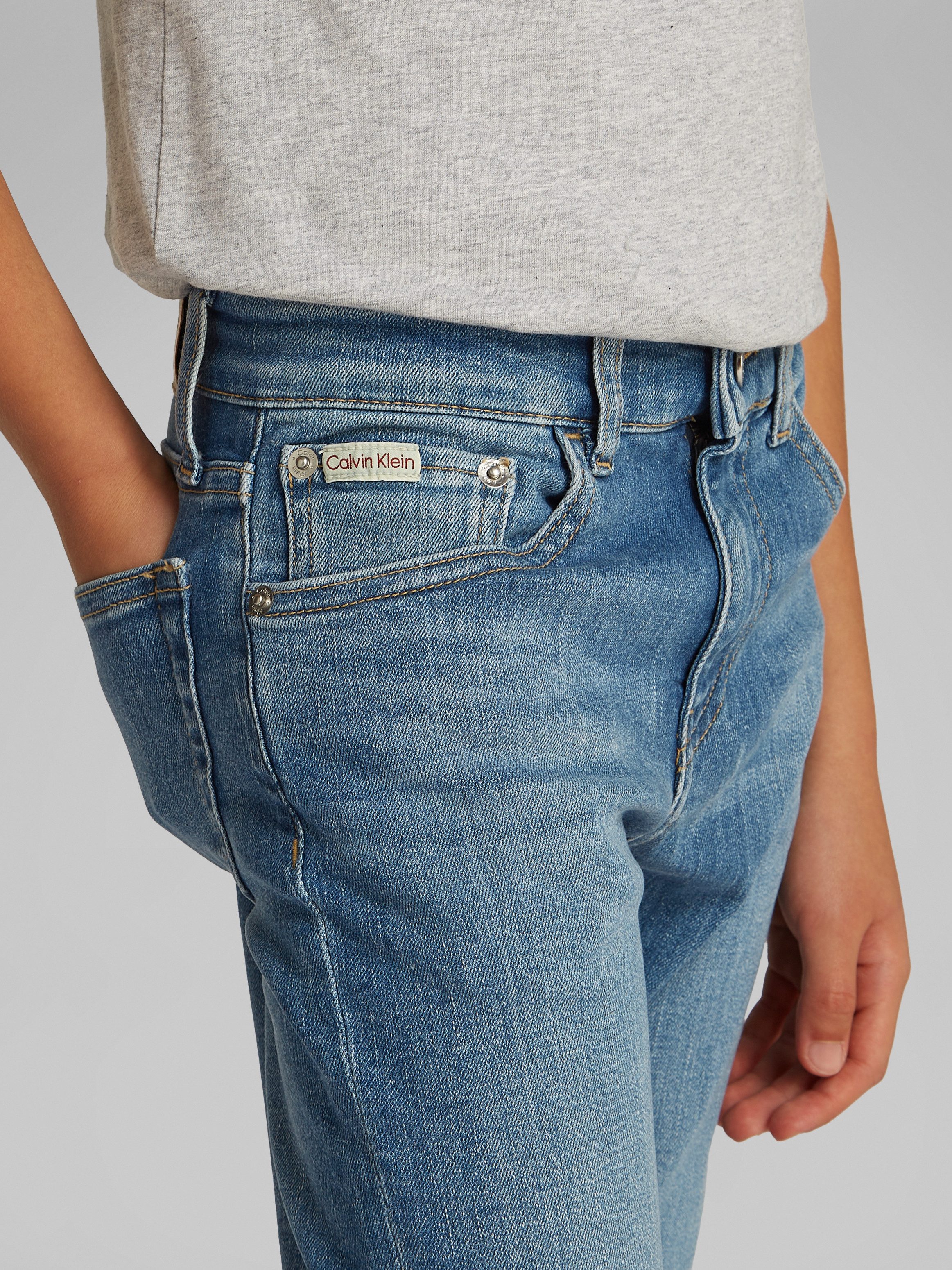 Calvin Klein Straight jeans ESS. WASHED BLUE DAD voor kinderen tot 16 jaar met leren patch