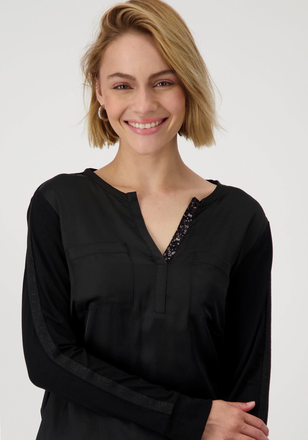 Monari Blouse zonder sluiting met glinsterende rand aan de hals