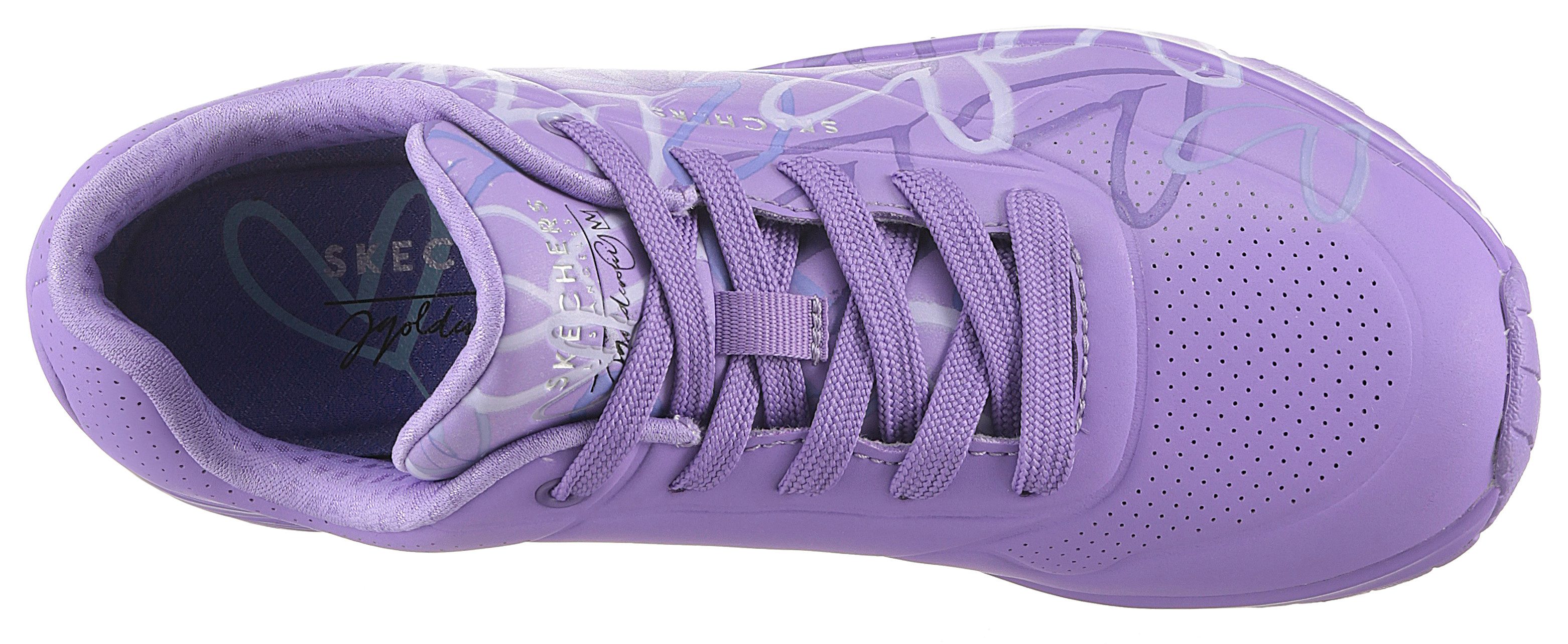Skechers Sneakers met sleehak UNO-SPREAD THE LOVE Vrijetijdsschoen, lage schoen, veterschoen met coole graffiti-print
